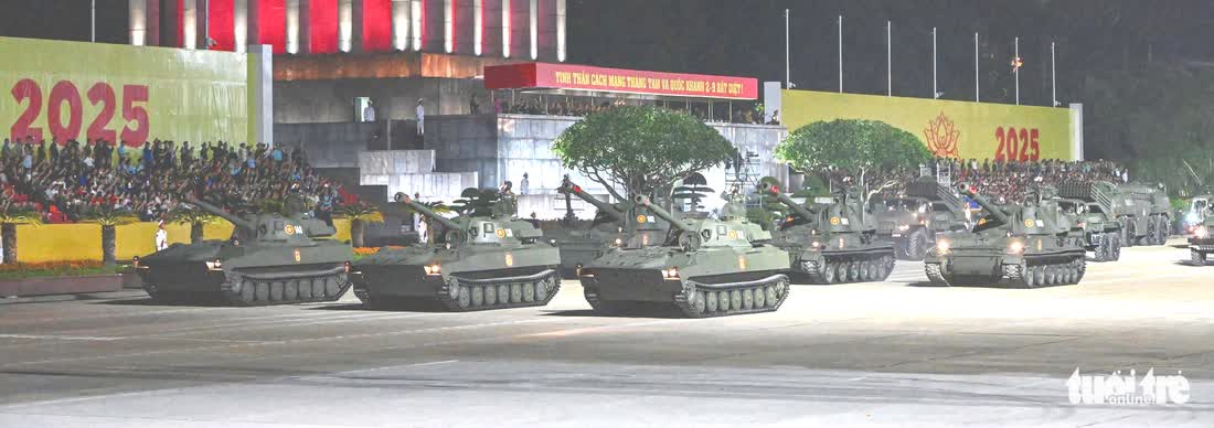 Tens of thousands join parade rehearsal at Hanoi's Ba Dinh Square - Ảnh 4.