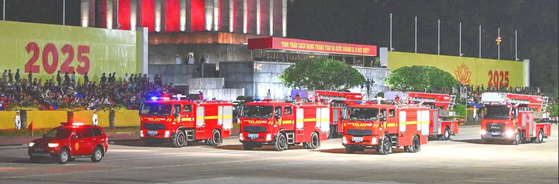 Tens of thousands join parade rehearsal at Hanoi's Ba Dinh Square - Ảnh 9.