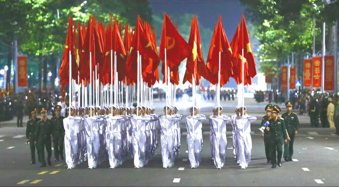 Tens of thousands join parade rehearsal at Hanoi's Ba Dinh Square - Ảnh 18.