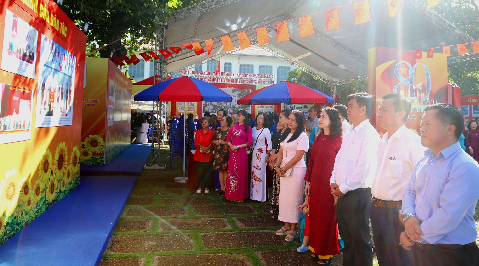 Fototentoonstelling ter ere van de nationale feestdag op 2 september geopend in Vung Tau - Foto 2. triển lãm ảnh - Ảnh 2.