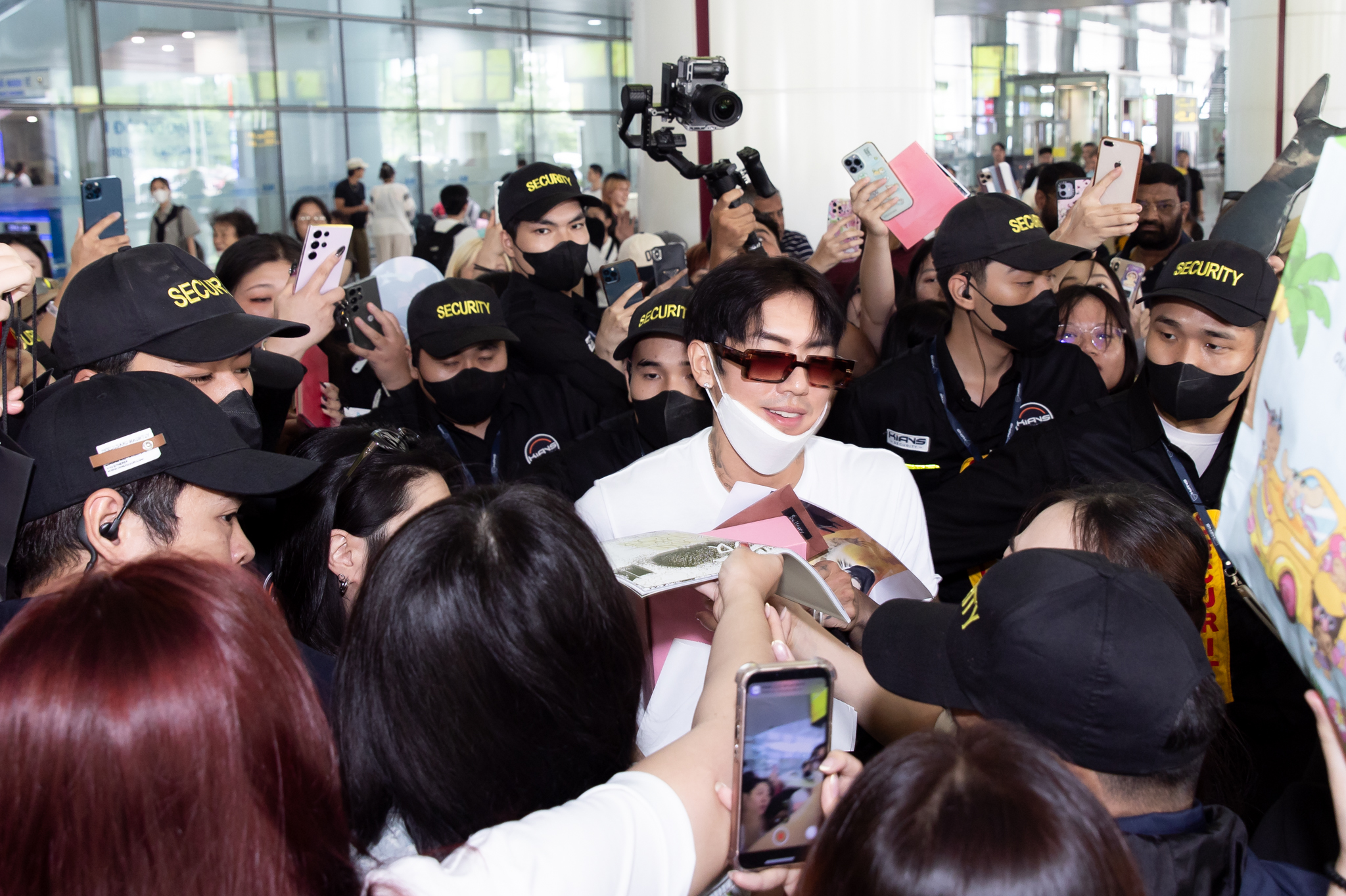 «Mannlig gud» DPR Ian sender et kyss, noe som får vietnamesiske fans til å banke – Bilde 1. DPR Ian - Ảnh 1.