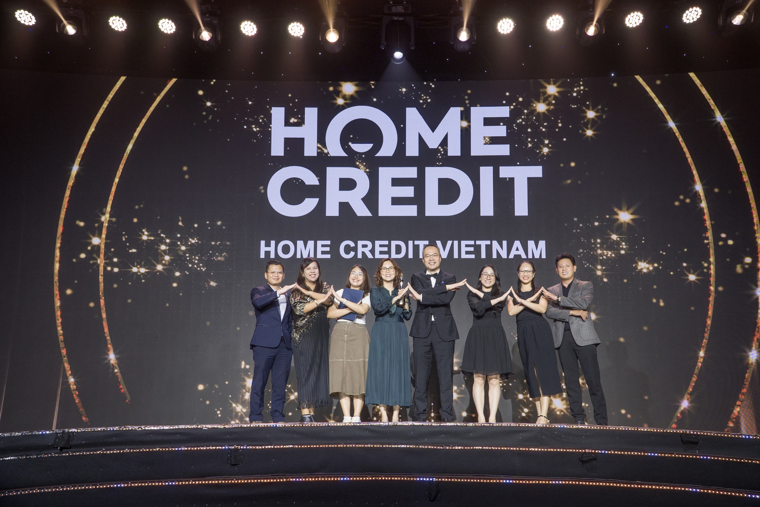 Home Credit Việt Nam phát hành báo cáo phát triển bền vững 2024 - Ảnh 3.