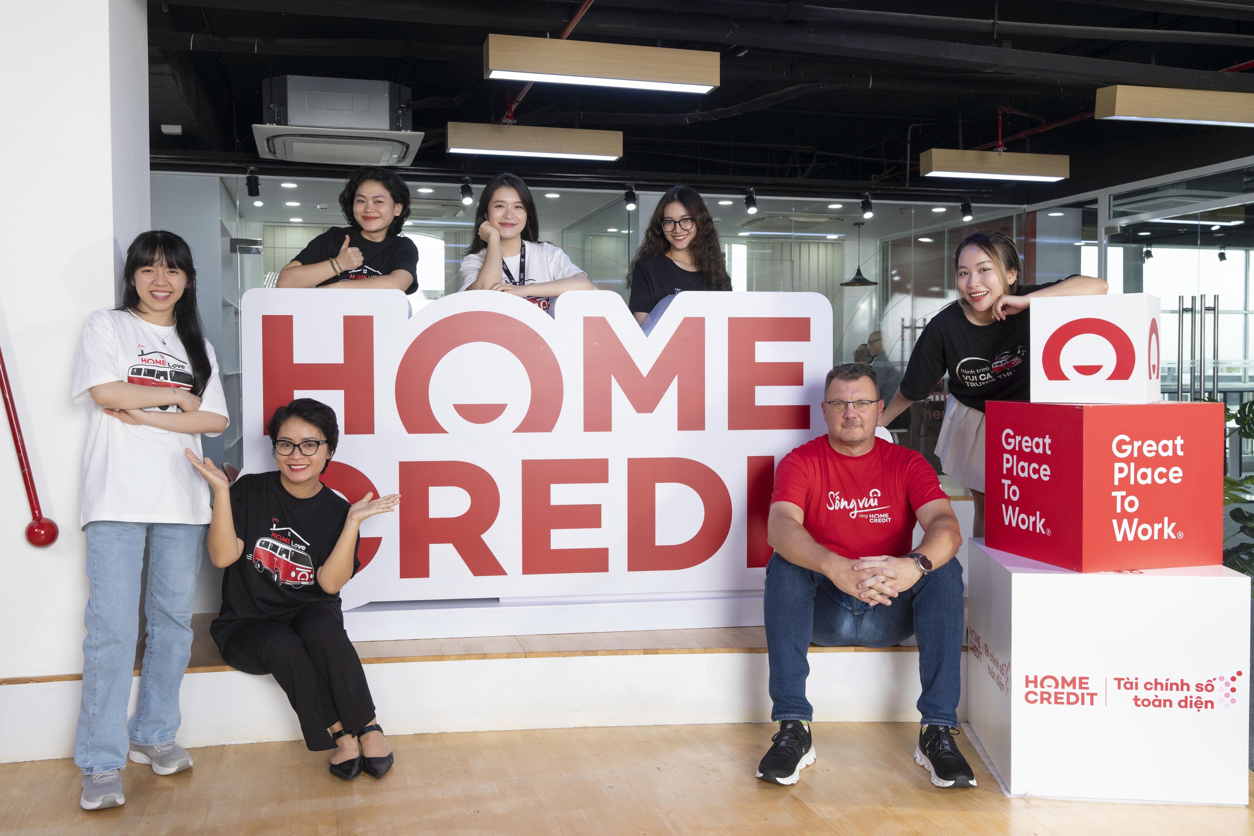 Home Credit Việt Nam phát hành báo cáo phát triển bền vững 2024 - Ảnh 1.