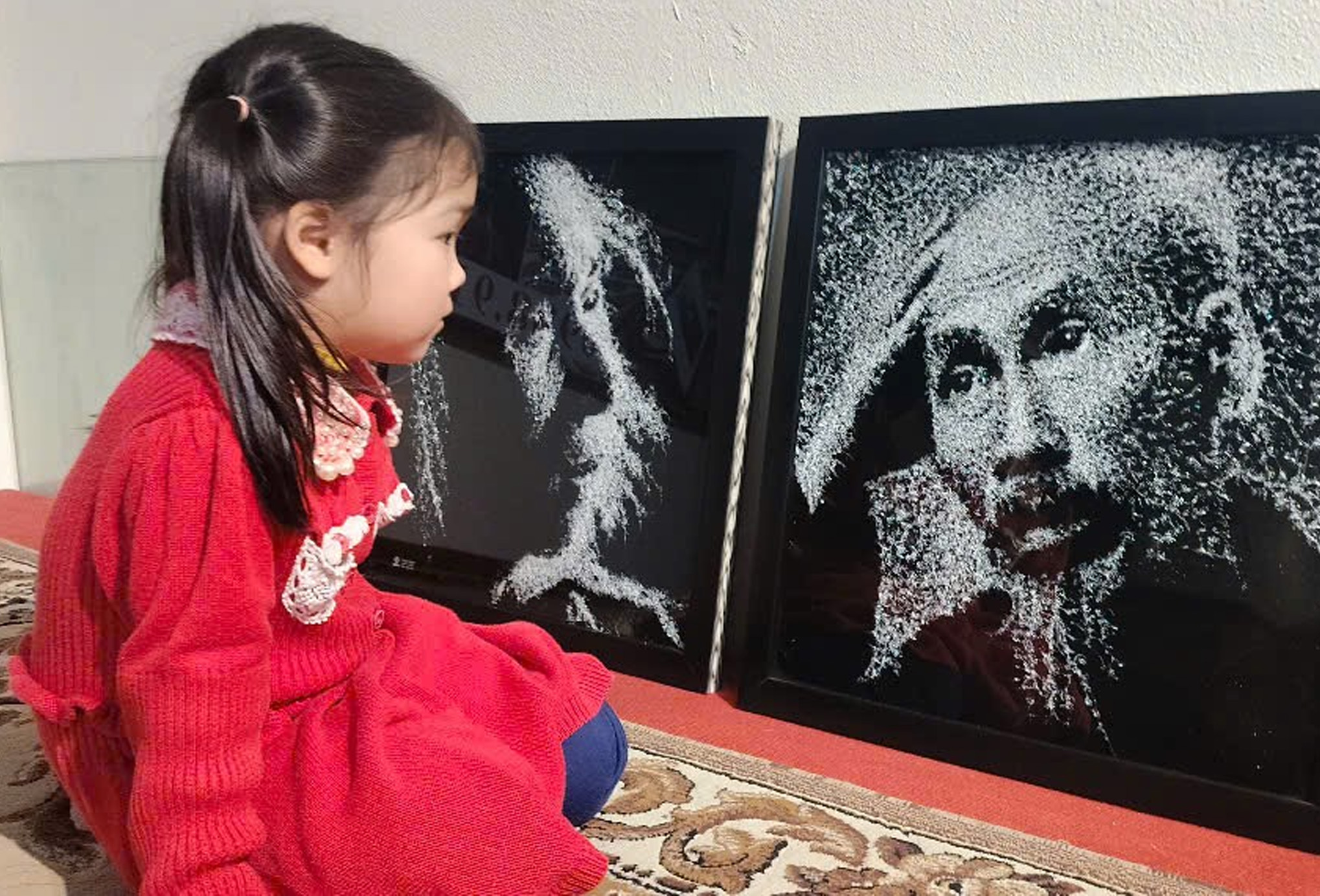 Artysta rysuje portrety wujka Ho i sekretarzy generalnych, kując je na szkle - zdjęcie 2. Tranh chạm kính - Ảnh 2.