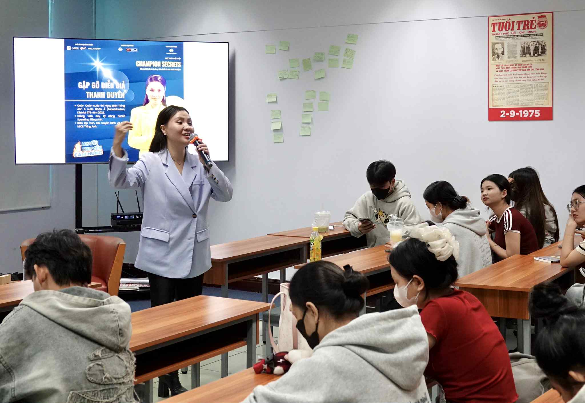 Studenter övar på att intervjua vinnaren av engelskspråkig tävling - Foto 3. tiếng Anh - Ảnh 4.