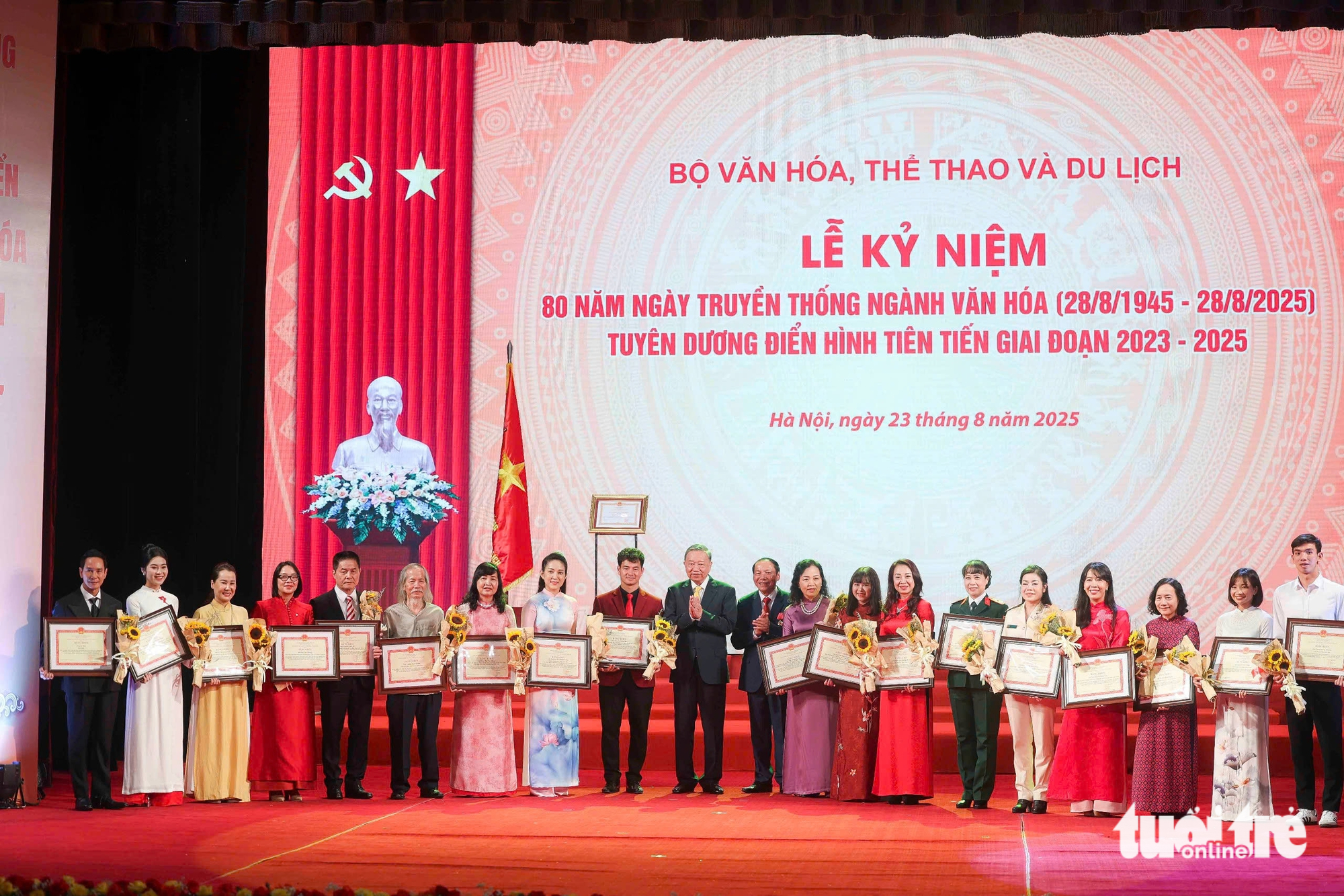 Tổng Bí thư Tô Lâm: Đầu tư cho văn hóa là đầu tư cho tương lai - Ảnh 7. Tổng Bí thư Tô Lâm: Đầu tư cho văn hóa là đầu tư cho tương lai, cho mạch nguồn sức mạnh dân tộc - Ảnh 8.