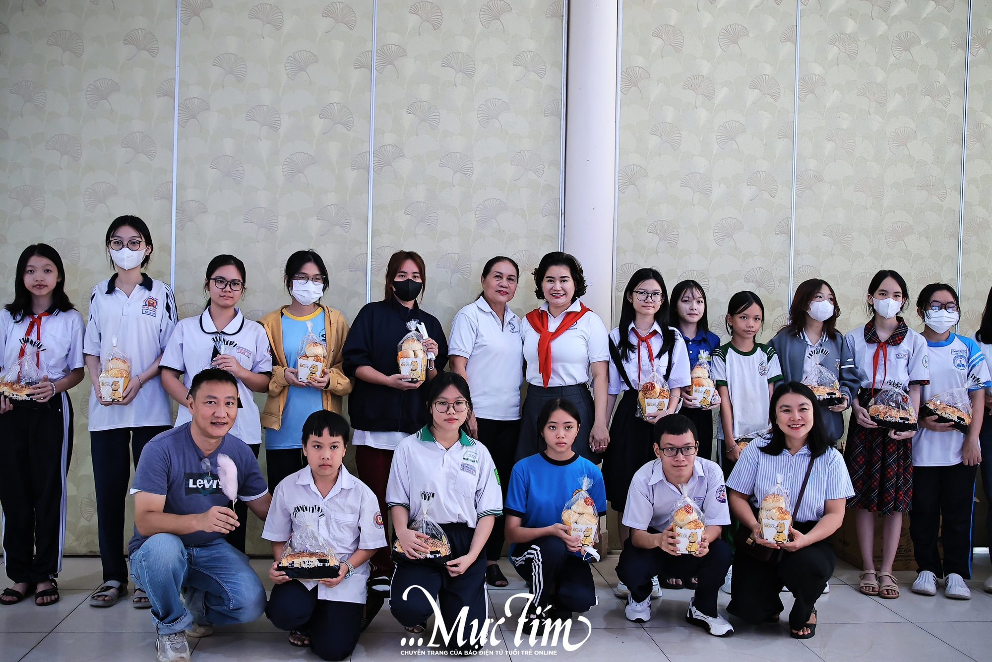 Hội Bảo vệ quyền trẻ em tổng kết 5 năm chương trình ‘Trao yêu thương - Nâng bước đến trường’ - Ảnh 1.