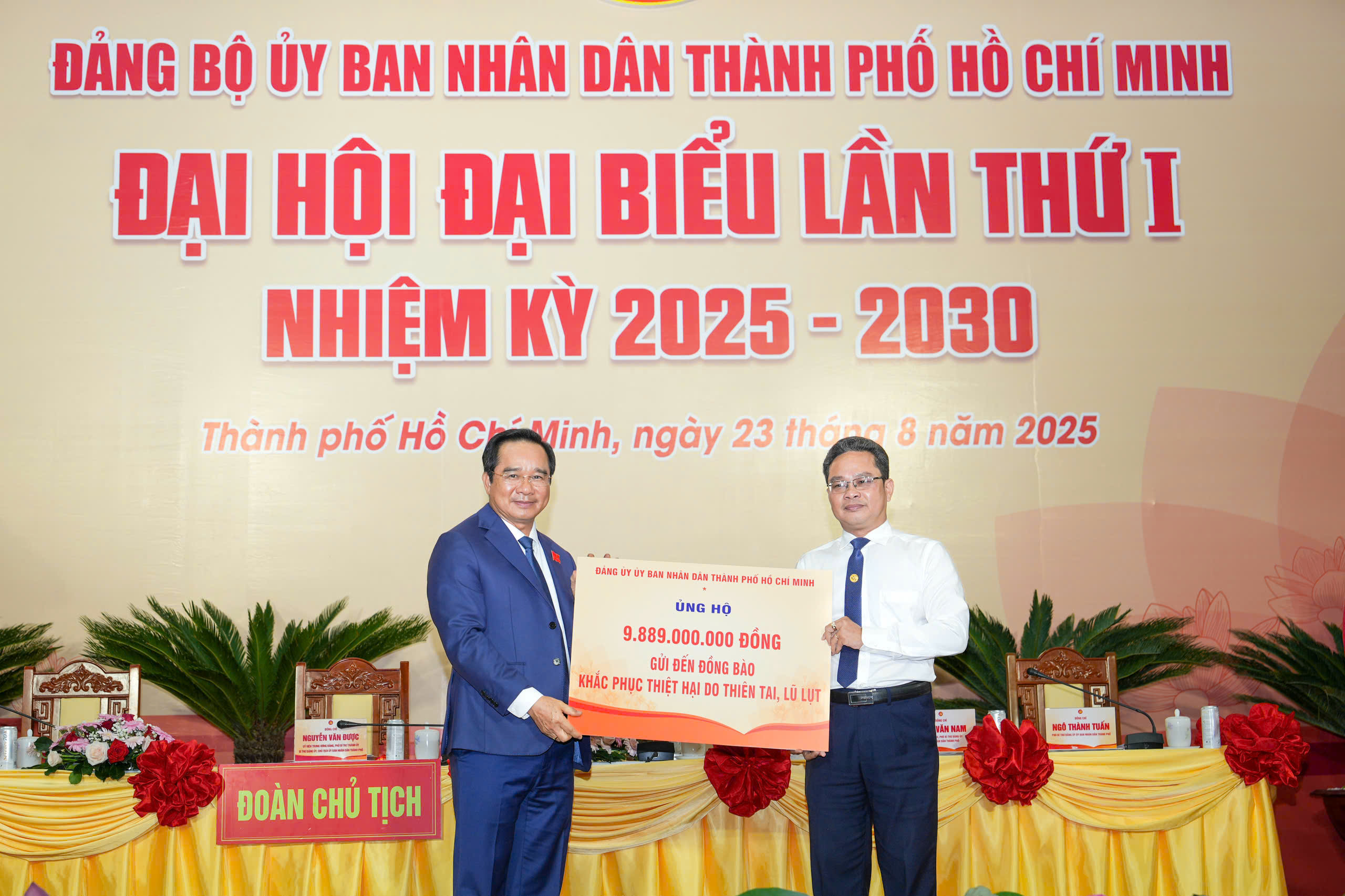 Đại biểu Đảng bộ UBND TP.HCM quyên góp gần 10 tỉ đồng ủng hộ đồng bào bị bão lũ - Ảnh 1.