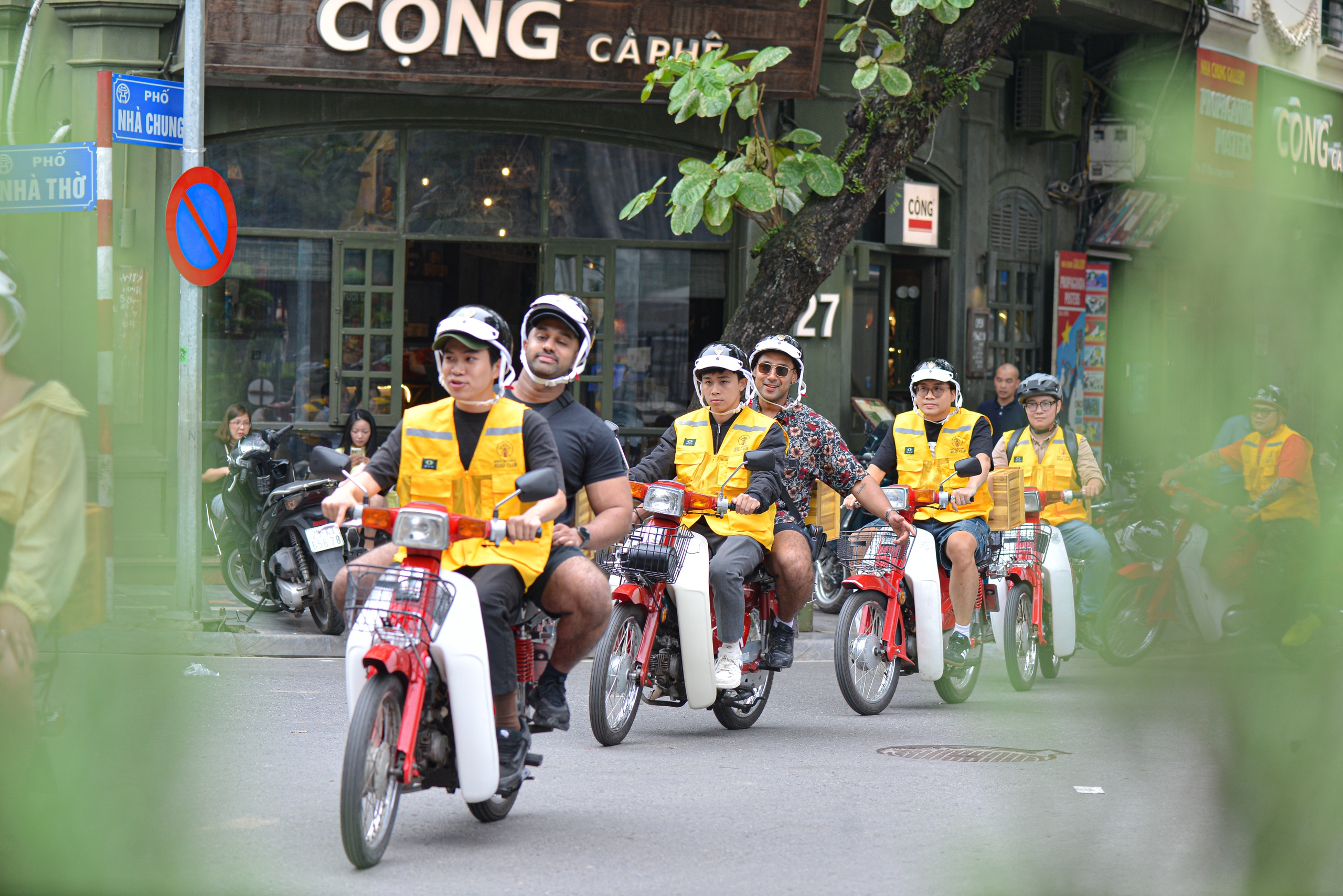 Cưỡi Cub đỏ, khám phá Hà Nội Ngày Độc lập - Ảnh 3. độc lập - Ảnh 3.
