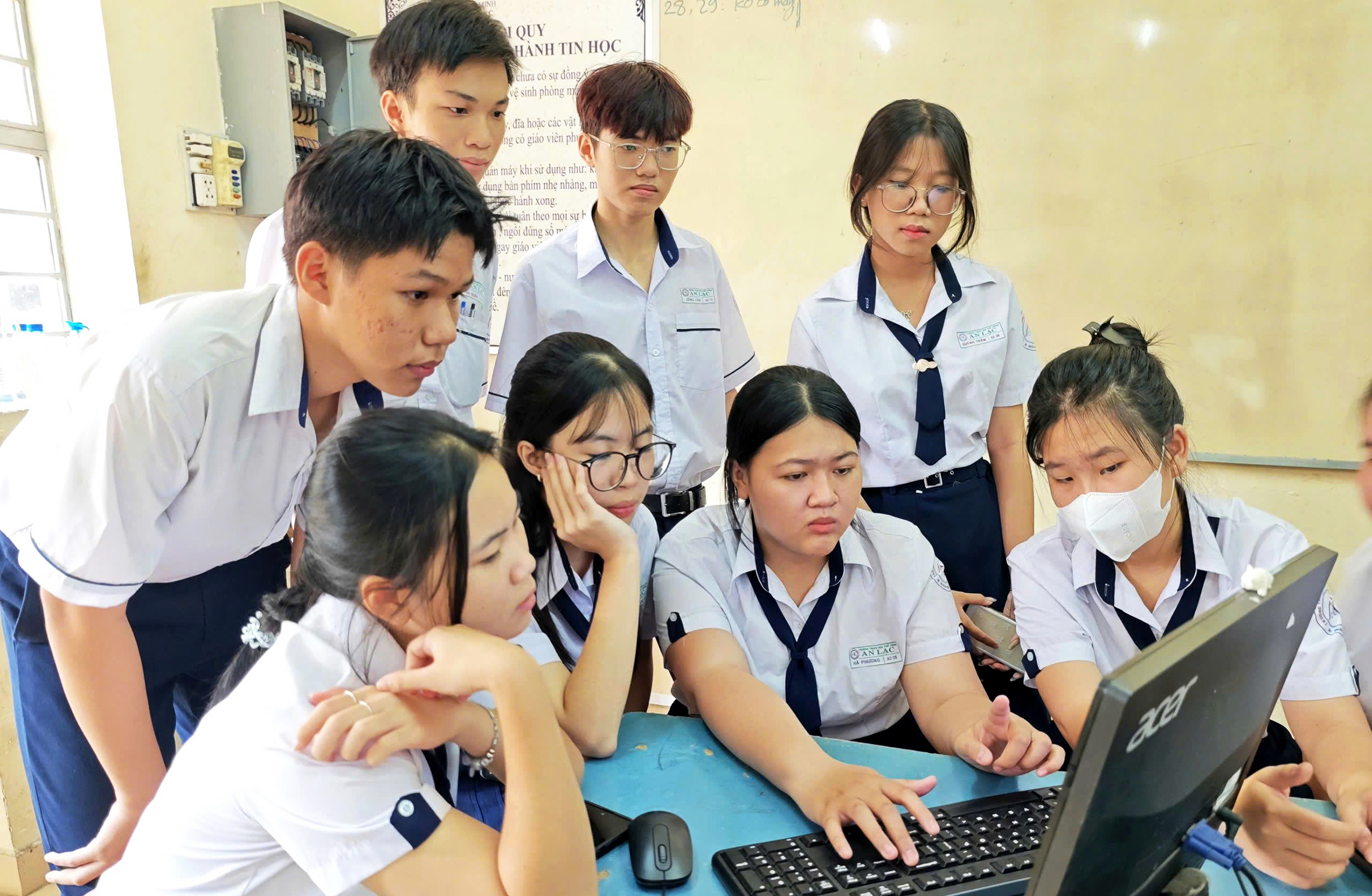 Điểm thi giảm, điểm chuẩn vẫn tăng - Ảnh 1. điểm chuẩn - Ảnh 1.