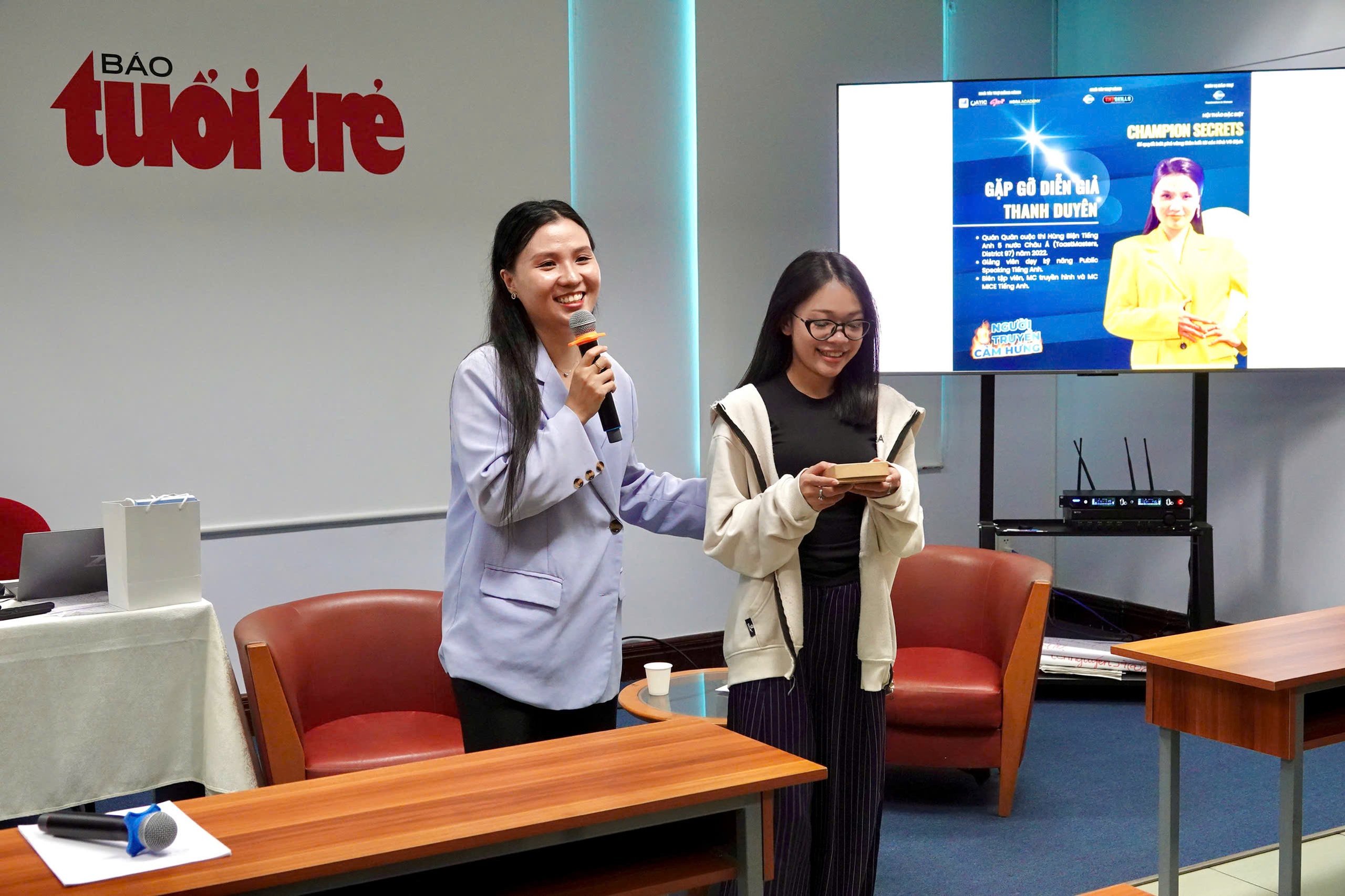 Studenter övar på att intervjua vinnaren av engelskspråkig tävling - Foto 2. tiếng Anh - Ảnh 3.