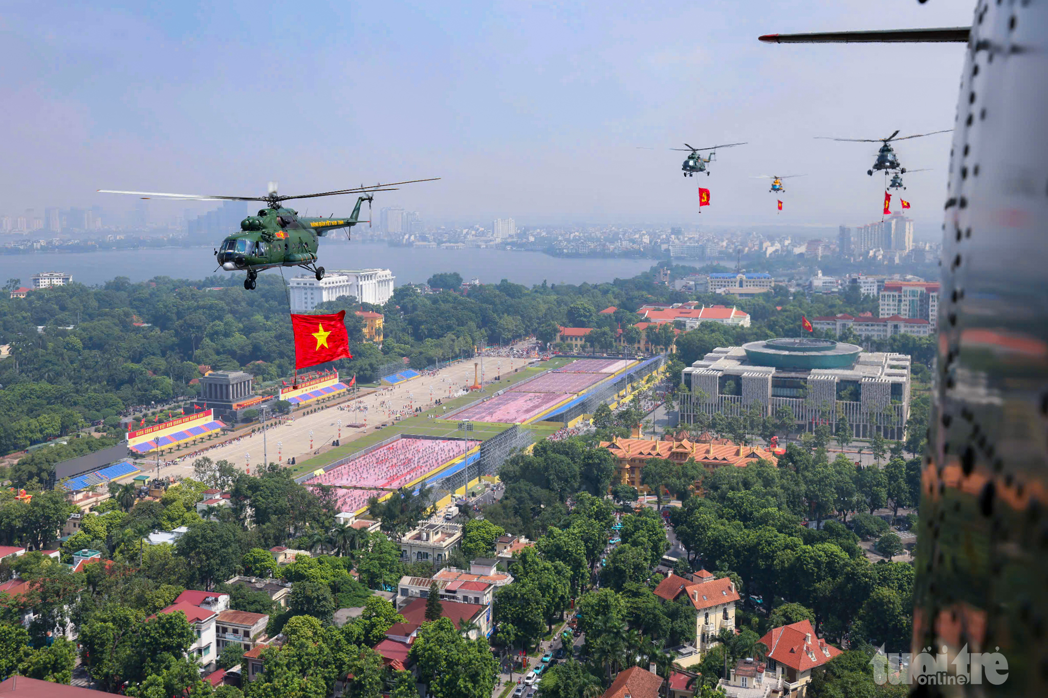 Ngắm 10 chiếc trực thăng lần đầu kéo cờ bay qua Ba Đình - Ảnh 1.