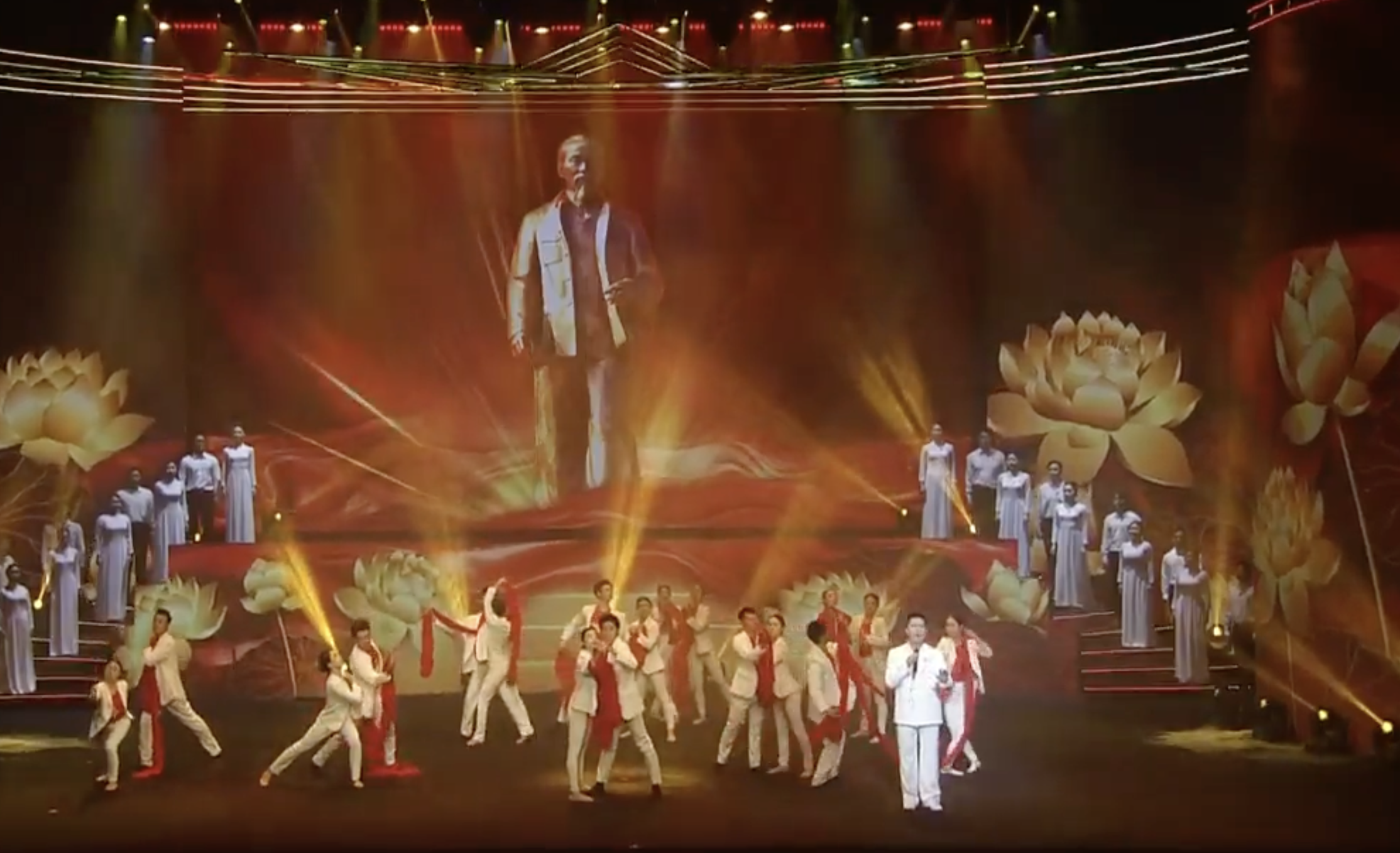 Anh Tu 'Anh trai say hi' tar med sig sin egenkomponerade sång om farbror Ho till programmet Sao Doc lap - Foto 2. Anh Tú ‘Anh trai say hi’ mang bài hát tự sáng tác về Bác Hồ đến Sao Độc lập - Ảnh 3.