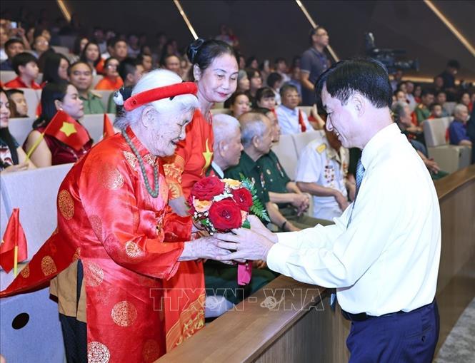 Anh Tú ‘Anh trai say hi’ mang bài hát tự sáng tác về Bác Hồ đến Sao Độc lập - Ảnh 2.