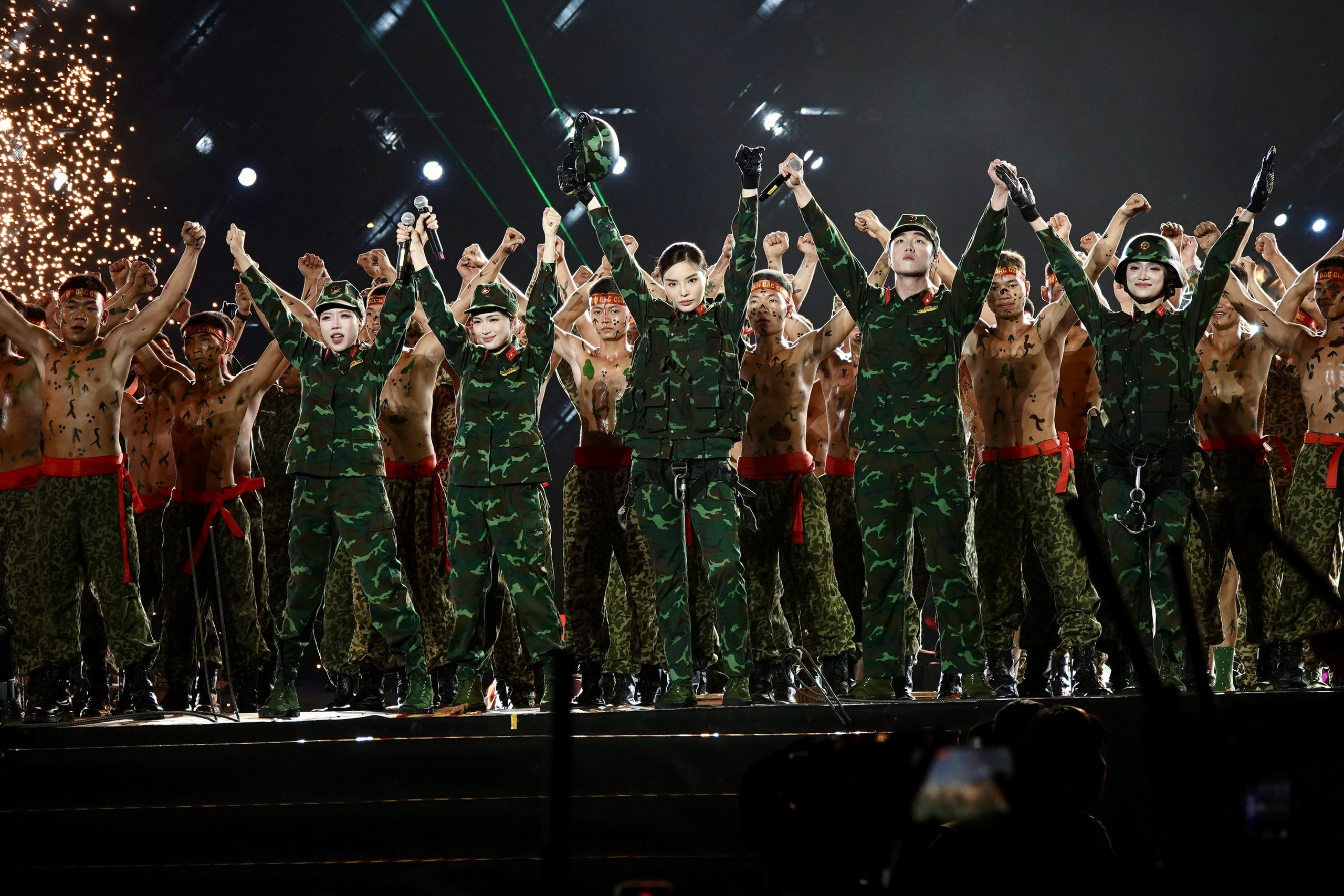 Concert Sao nhập ngũ: Một đêm đỏ lửa, triệu con tim hòa nhịp cùng Tổ quốc - Ảnh 3. Tác giả hit Phép màu hóa Hải của Mưa đỏ, Soobin là người lính trở về trong Concert Sao nhập ngũ - Ảnh 3.