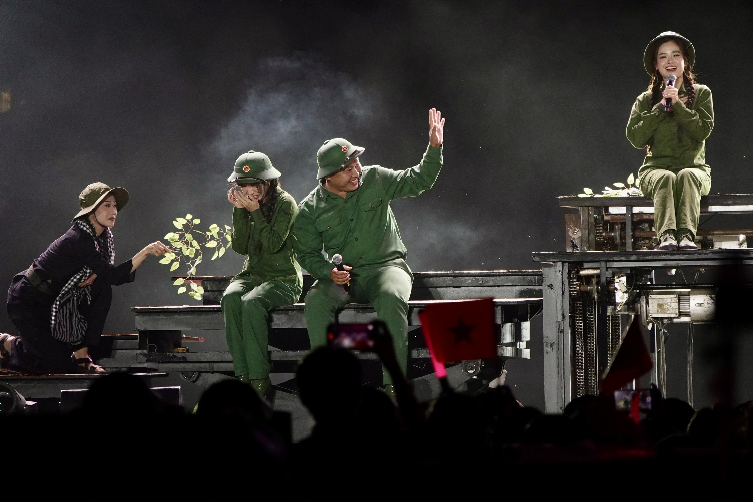 Concert Sao nhập ngũ: Một đêm đỏ lửa, triệu con tim hòa nhịp cùng Tổ quốc - Ảnh 7. Sao nhập ngũ - Ảnh 6.