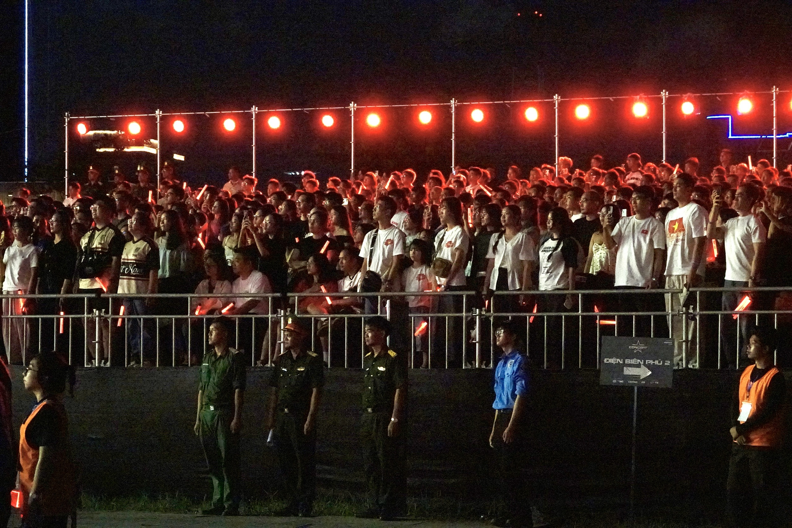 Concert Sao nhập ngũ: Một đêm đỏ lửa, triệu con tim hòa nhịp cùng Tổ quốc - Ảnh 8. Sao nhập ngũ - Ảnh 7.