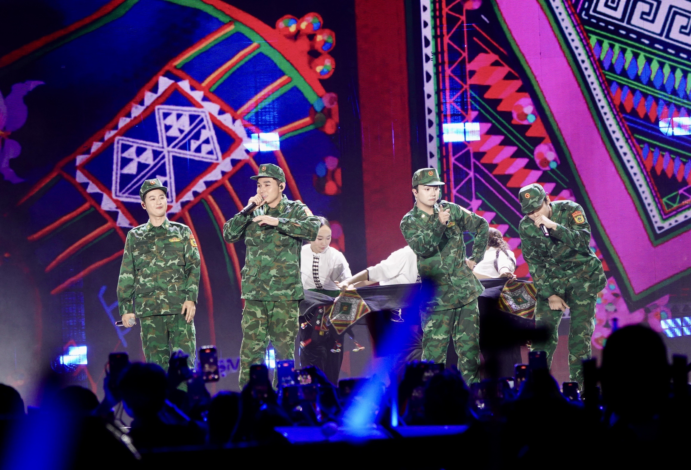 Concert Sao nhập ngũ: Một đêm đỏ lửa, triệu con tim hòa nhịp cùng Tổ quốc - Ảnh 11. Tác giả hit Phép màu hóa Hải của Mưa đỏ, Soobin là người lính trở về trong Concert Sao nhập ngũ - Ảnh 10.