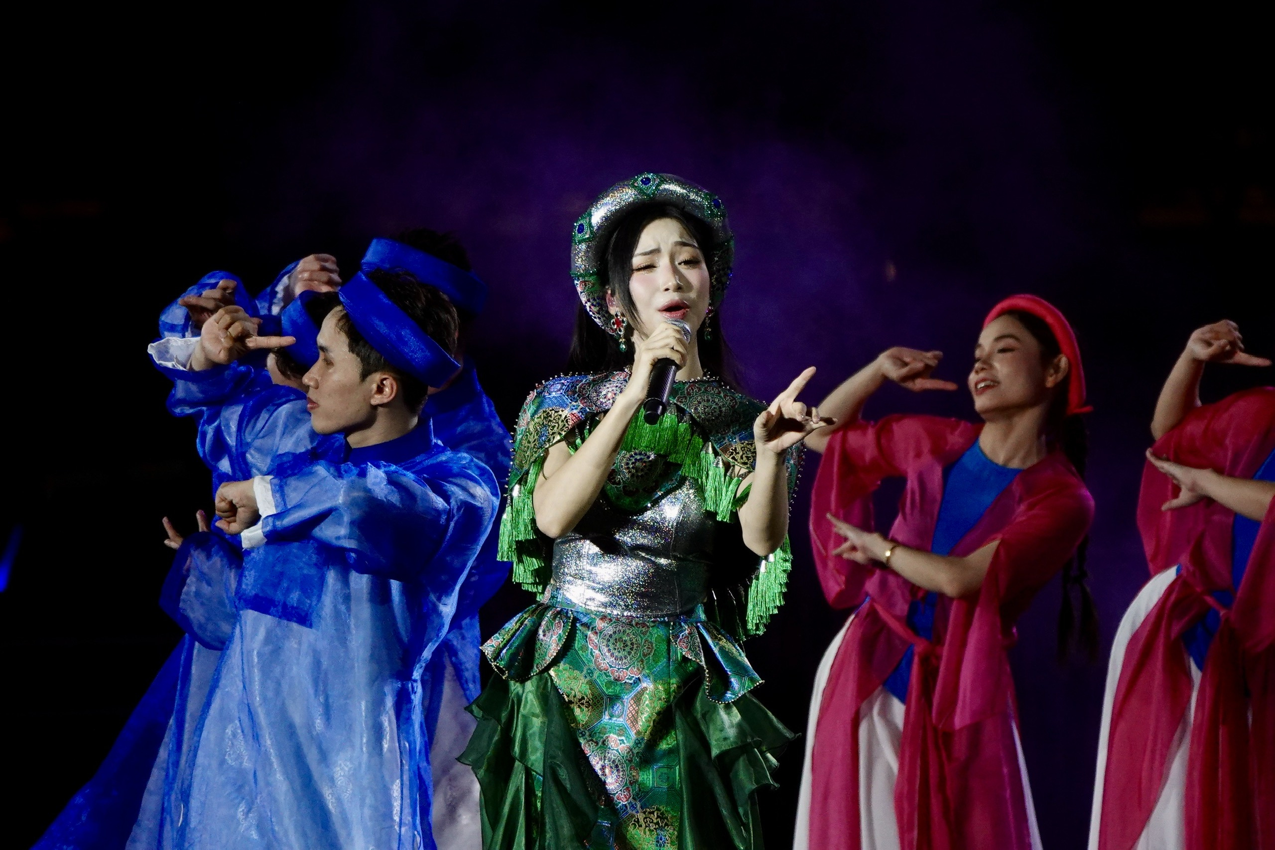 Concert Sao nhập ngũ: Một đêm đỏ lửa, triệu con tim hòa nhịp cùng Tổ quốc - Ảnh 1. Tác giả hit Phép màu hóa Hải của Mưa đỏ, Soobin là người lính trở về trong Concert Sao nhập ngũ - Ảnh 1.