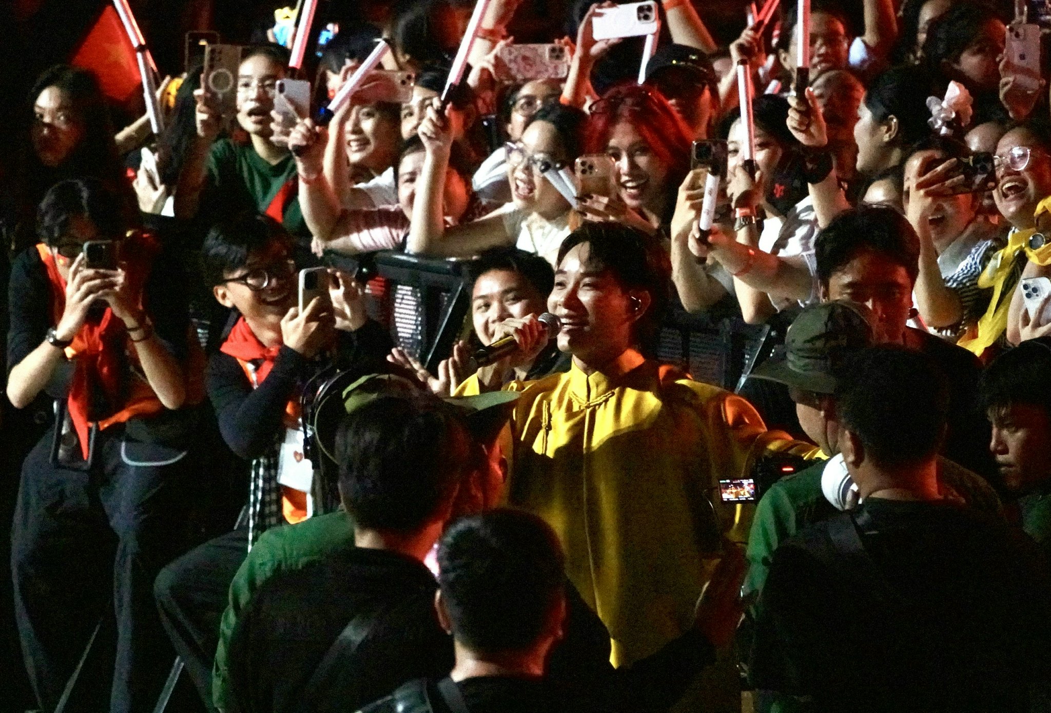 Concert Sao nhập ngũ: Một đêm đỏ lửa, triệu con tim hòa nhịp cùng Tổ quốc - Ảnh 9. Sao nhập ngũ - Ảnh 8.