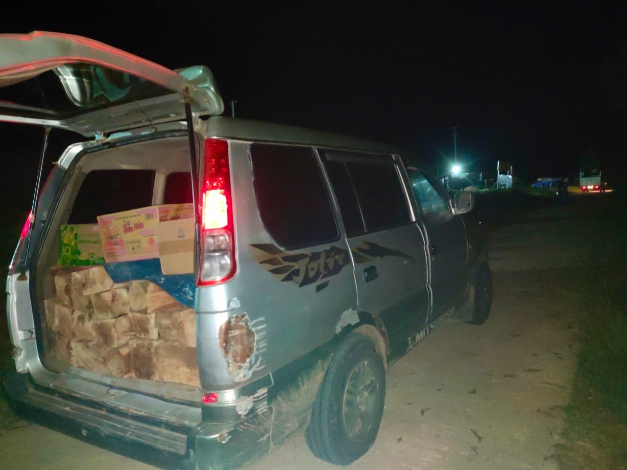 Lực lượng chức năng nổ 3 phát súng mới dừng được xe nghi chở gỗ lậu - Ảnh 1.