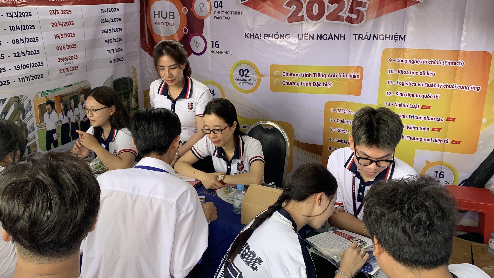 Trường đại học Ngân hàng TP.HCM thay đổi điều kiện xét tuyển, thí sinh ngỡ đậu thành rớt - Ảnh 1.