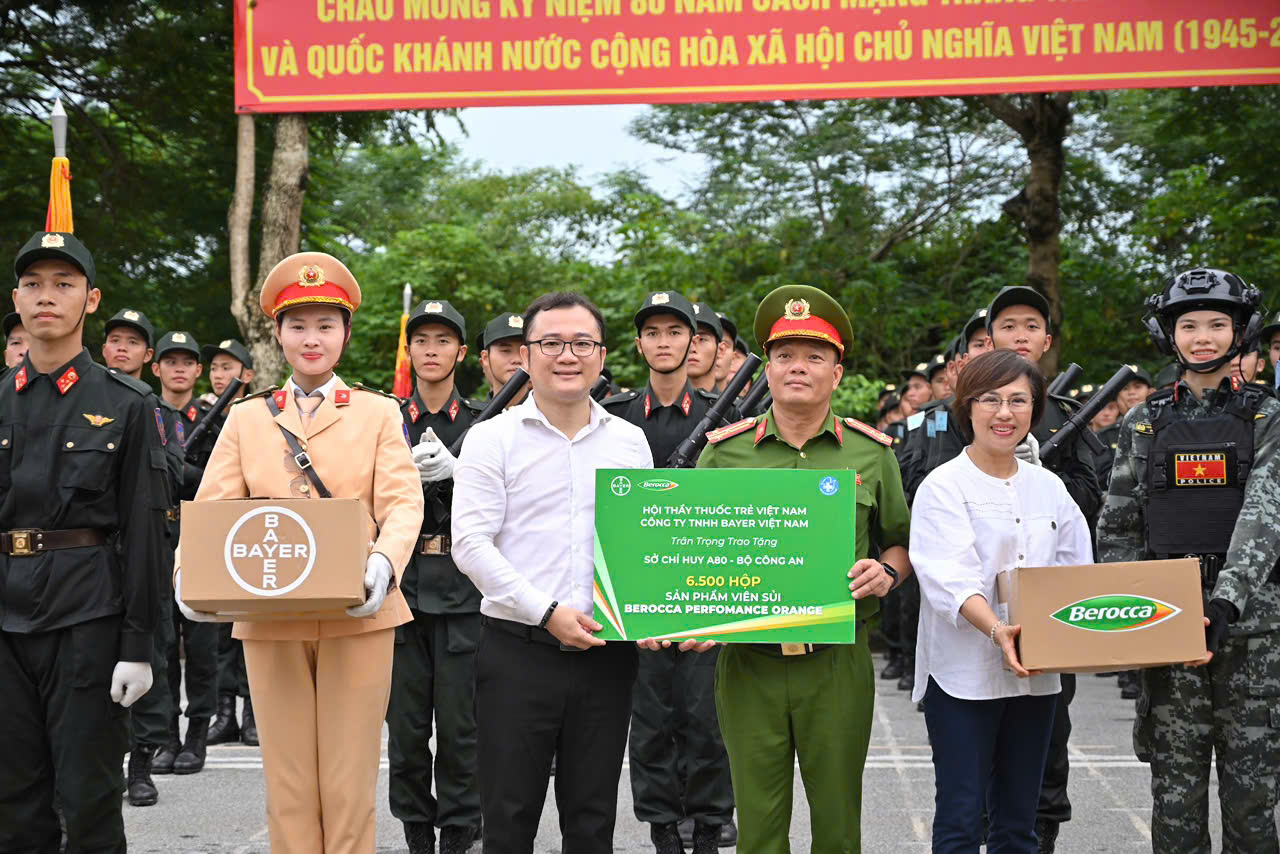 Hỗ trợ chăm sóc sức khỏe cộng đồng và chiến sĩ dịp 2-9 - Ảnh 1.