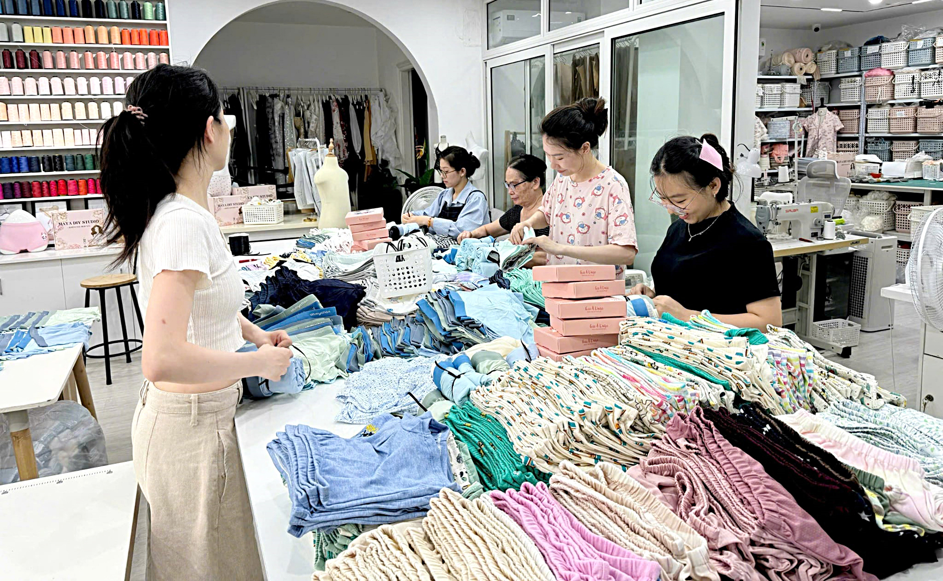 Những 'mảnh vải nhỏ' gói tình yêu lớn - Ảnh 1.