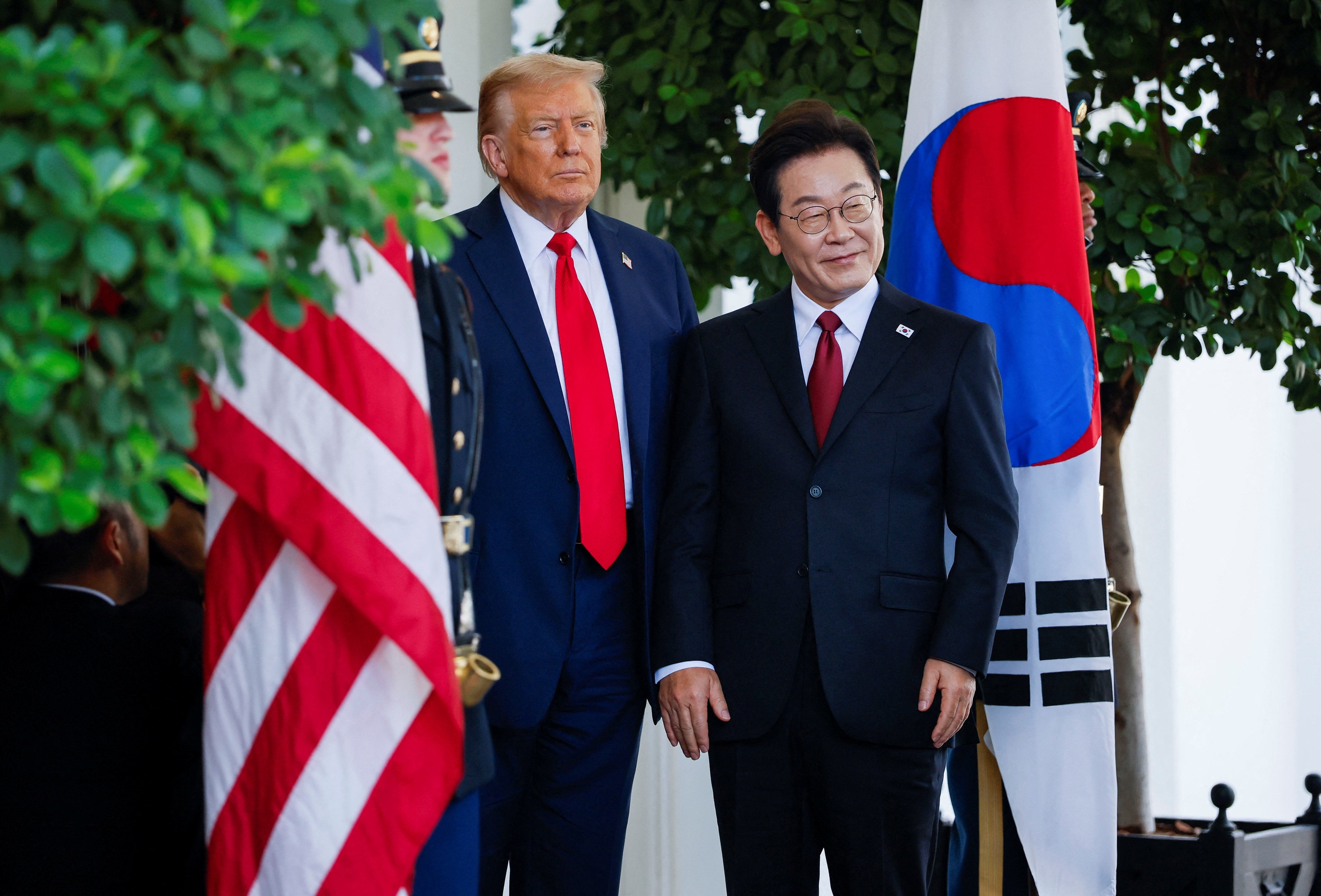 Tổng thống Hàn Quốc mong Tháp Trump được xây dựng ở Triều Tiên - Ảnh 1.