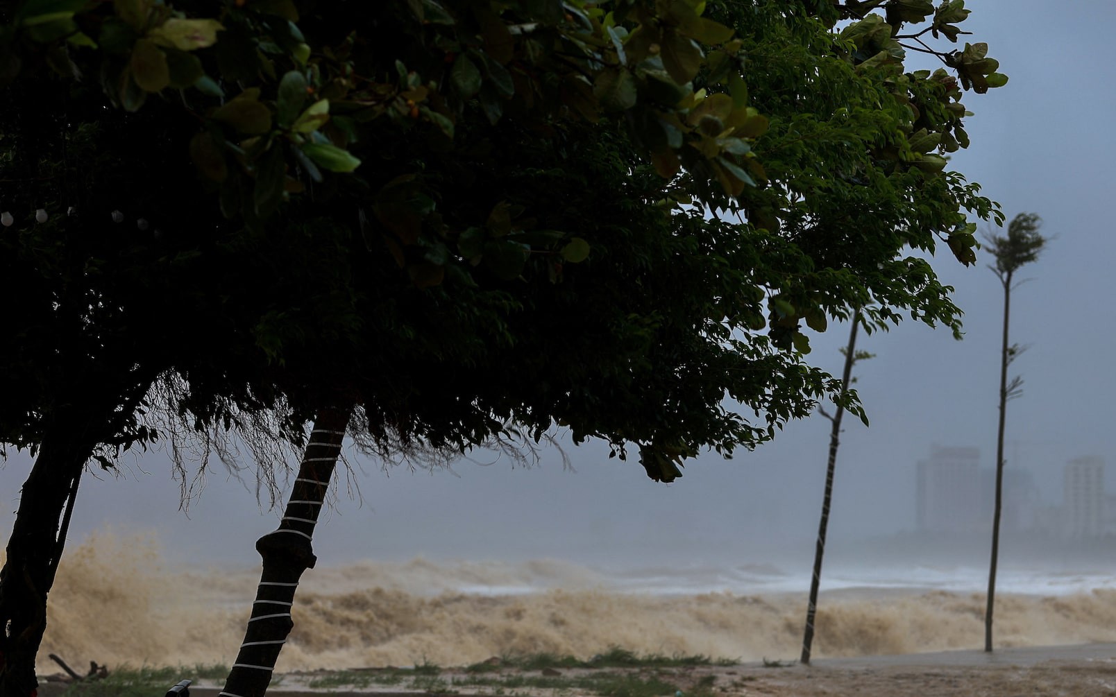 Hanoi schools cancel classes, shift to online learning as storm Kajiki hits- Ảnh 2.