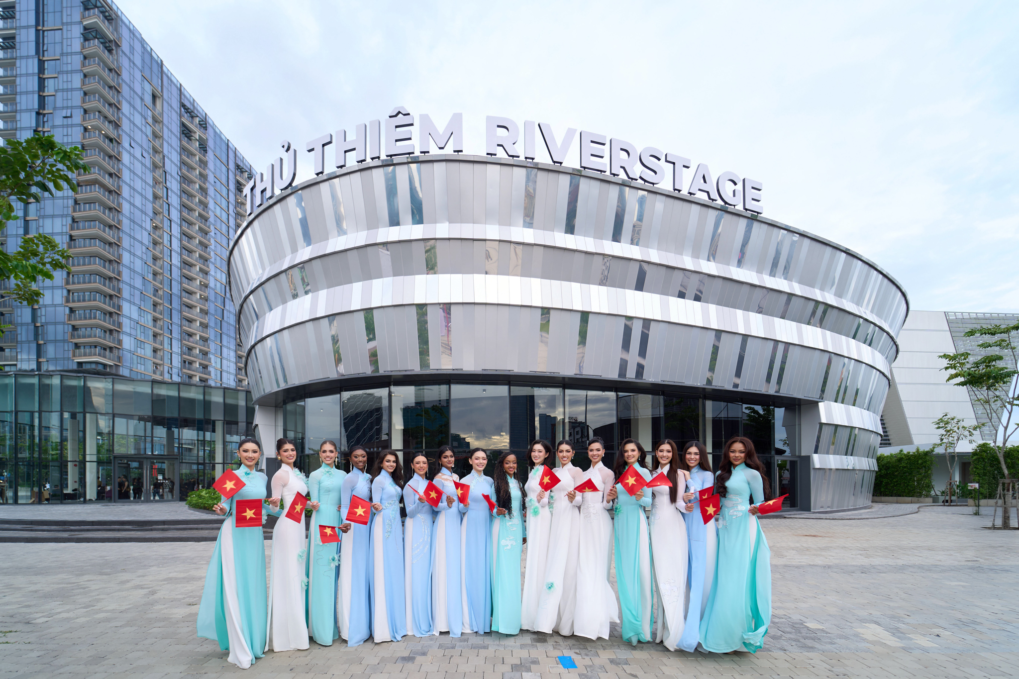 Miss Cosmo contestants don Vietnam’s traditional ‘ao dai’ in celebrations of National Day- Ảnh 1. Miss Cosmo contestants don Vietnam’s traditional ‘ao dai’ in celebrations of National Day- Ảnh 1.