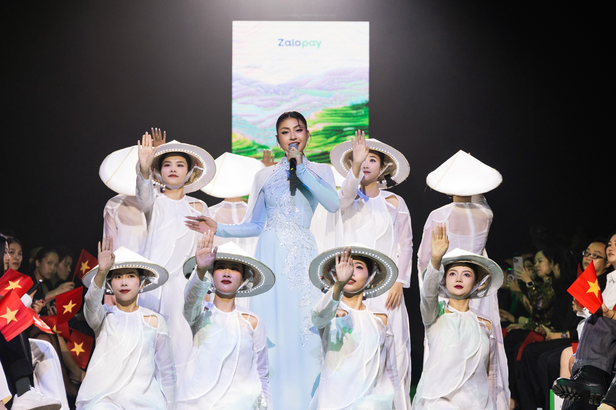Miss Cosmo contestants don Vietnam’s traditional ‘ao dai’ in celebrations of National Day- Ảnh 3. Miss Cosmo contestants don Vietnam’s traditional ‘ao dai’ in celebrations of National Day- Ảnh 3.