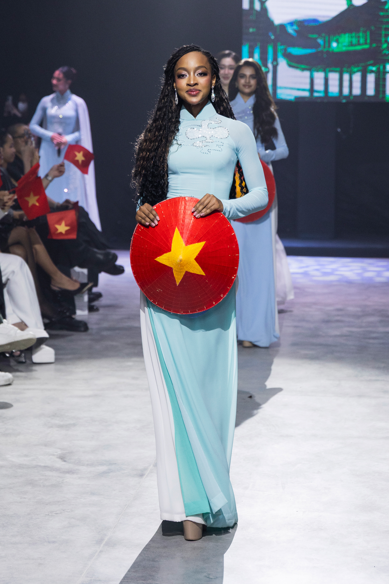 Miss Cosmo contestants don Vietnam’s traditional ‘ao dai’ in celebrations of National Day- Ảnh 5. Miss Cosmo contestants don Vietnam’s traditional ‘ao dai’ in celebrations of National Day- Ảnh 5.