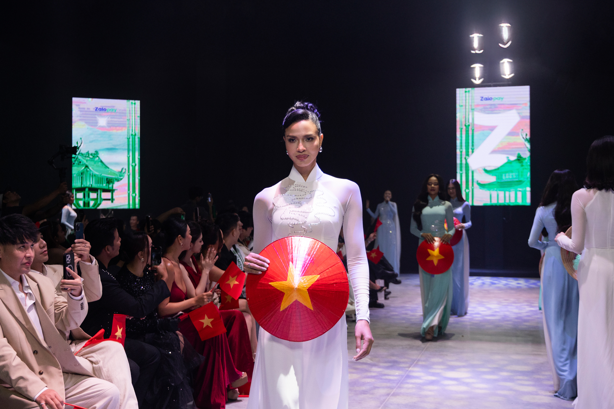 Miss Cosmo contestants don Vietnam’s traditional ‘ao dai’ in celebrations of National Day- Ảnh 7. Miss Cosmo contestants don Vietnam’s traditional ‘ao dai’ in celebrations of National Day- Ảnh 7.