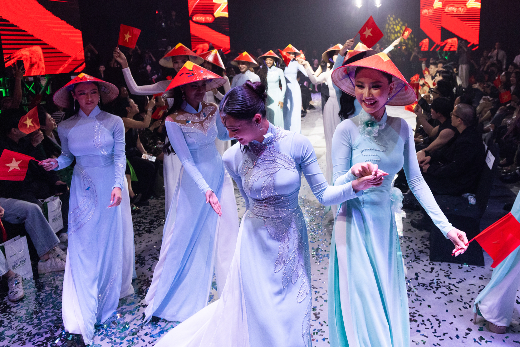 Miss Cosmo contestants don Vietnam’s traditional ‘ao dai’ in celebrations of National Day- Ảnh 2. Miss Cosmo contestants don Vietnam’s traditional ‘ao dai’ in celebrations of National Day- Ảnh 2.