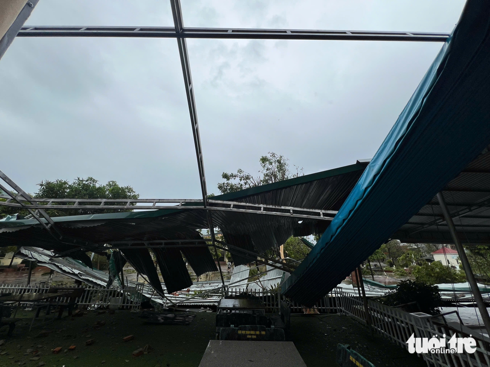 Trường học bị đổ sập do bão số 5, hiệu trưởng lo lắng vì năm học mới đã tới gần - Ảnh 3.