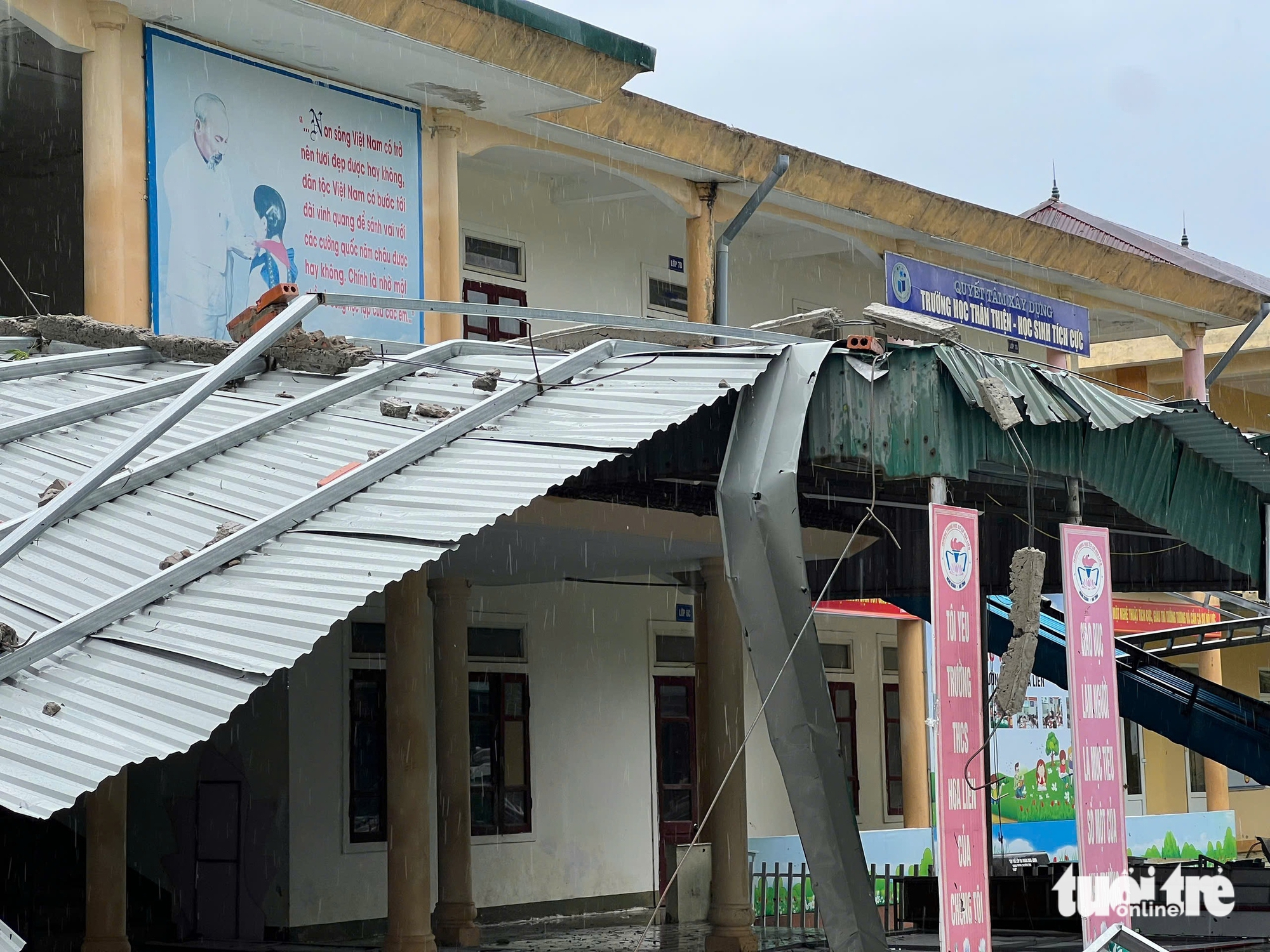 Trường học bị đổ sập do bão số 5, hiệu trưởng lo lắng vì năm học mới đã tới gần - Ảnh 4.