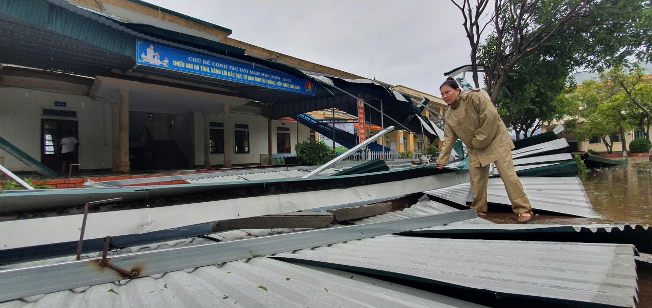 Trường học bị đổ sập do bão số 5, hiệu trưởng lo lắng vì năm học mới đã tới gần - Ảnh 5.