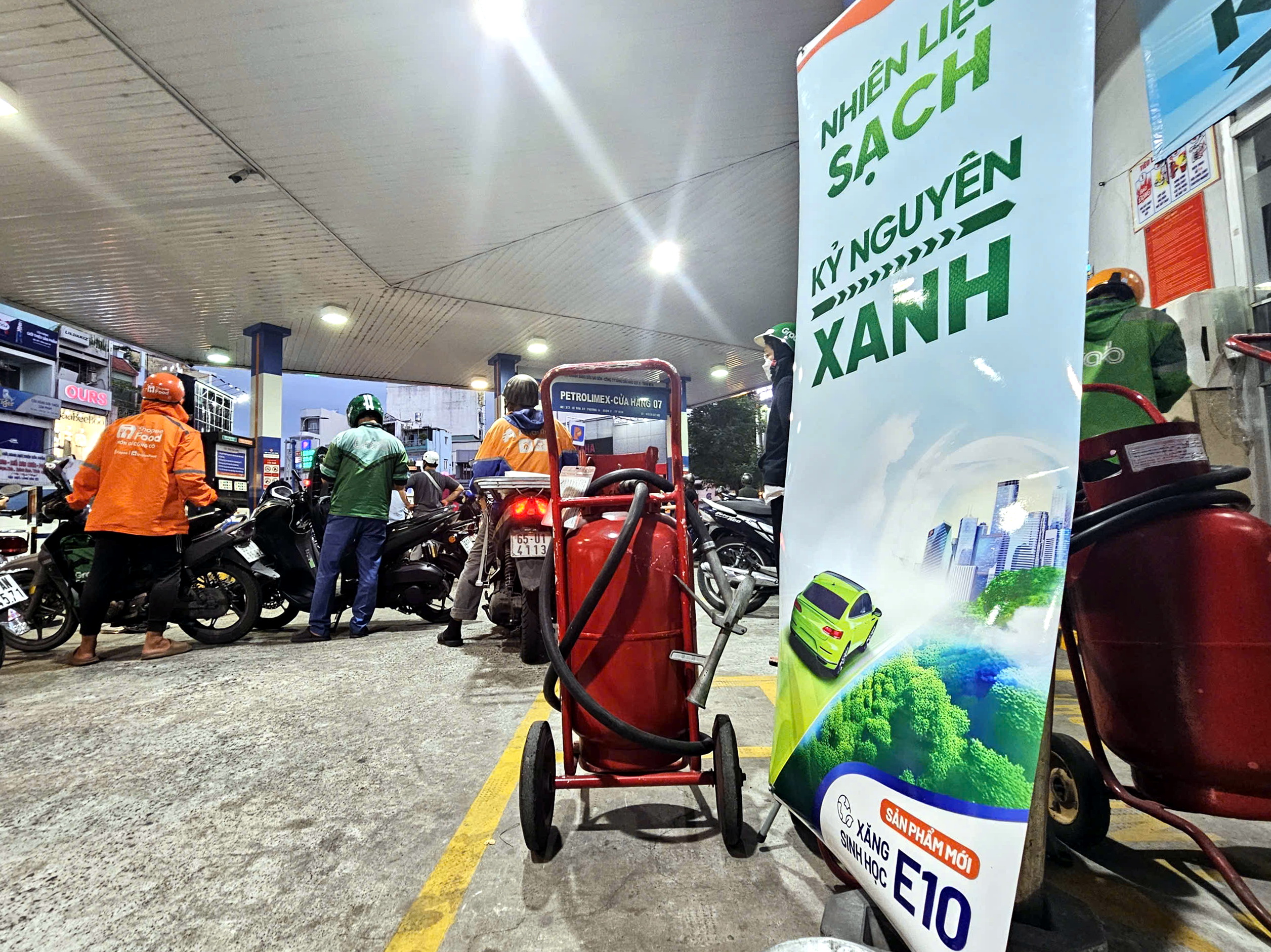 Người tiêu dùng dè dặt với xăng sinh học- Ảnh 1. Người tiêu dùng dè dặt với xăng sinh học- Ảnh 1.