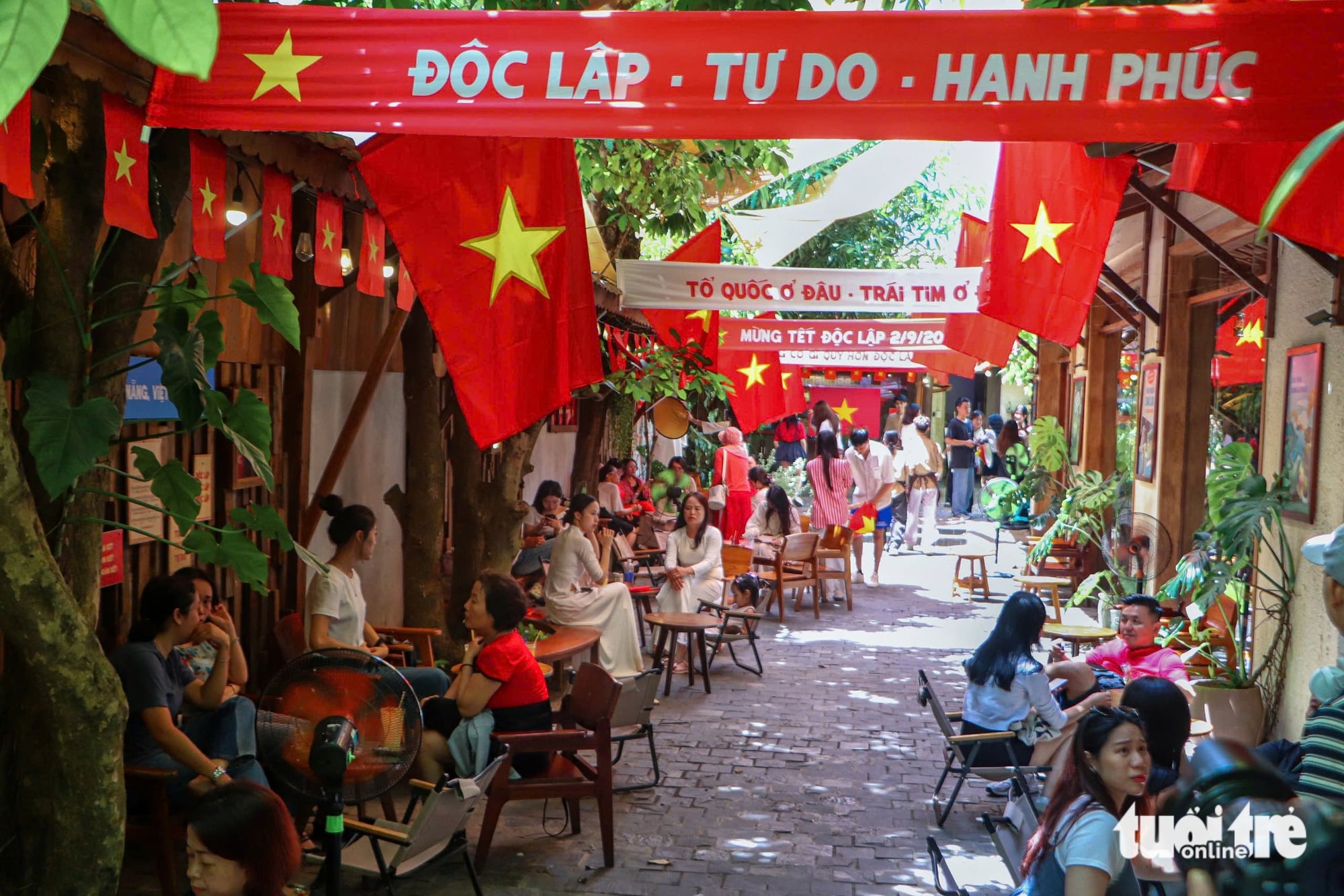Da Nang cafés immerse visitors in National Day atmosphere- Ảnh 1. Da Nang cafés immerse visitors in National Day atmosphere- Ảnh 1.