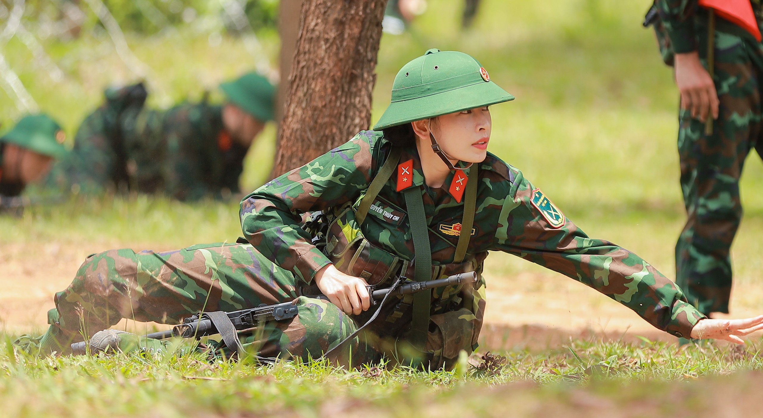 Chi Pu đẹp mạnh mẽ, sáng bừng trong Sao nhập ngũ - Ảnh 1.