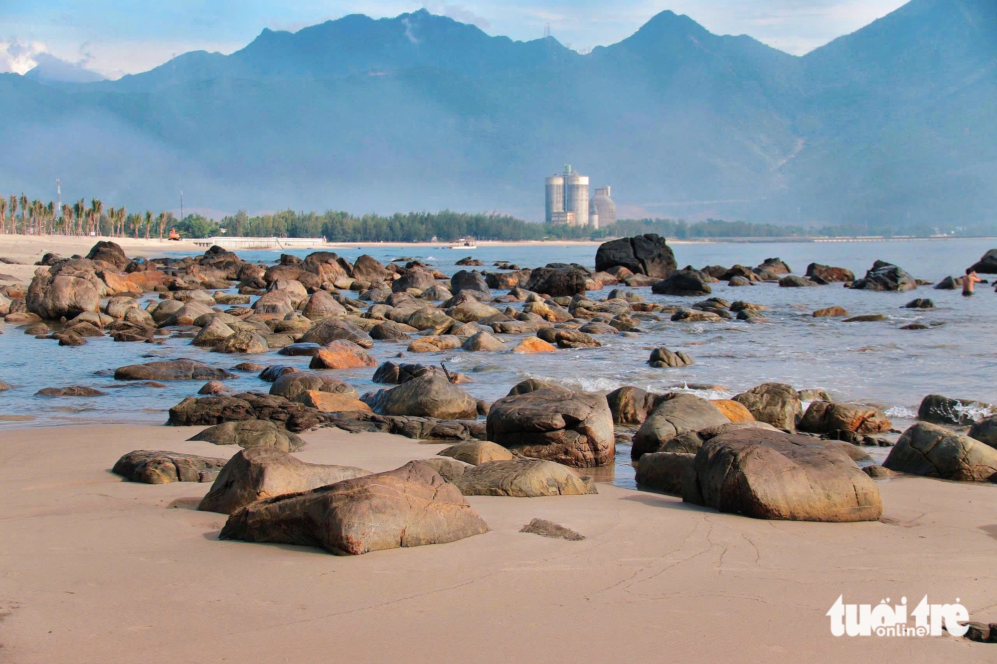 Da Nang fishing village draws visitors with mossy rocks, ancient traditions, fish sauce coffee- Ảnh 3.