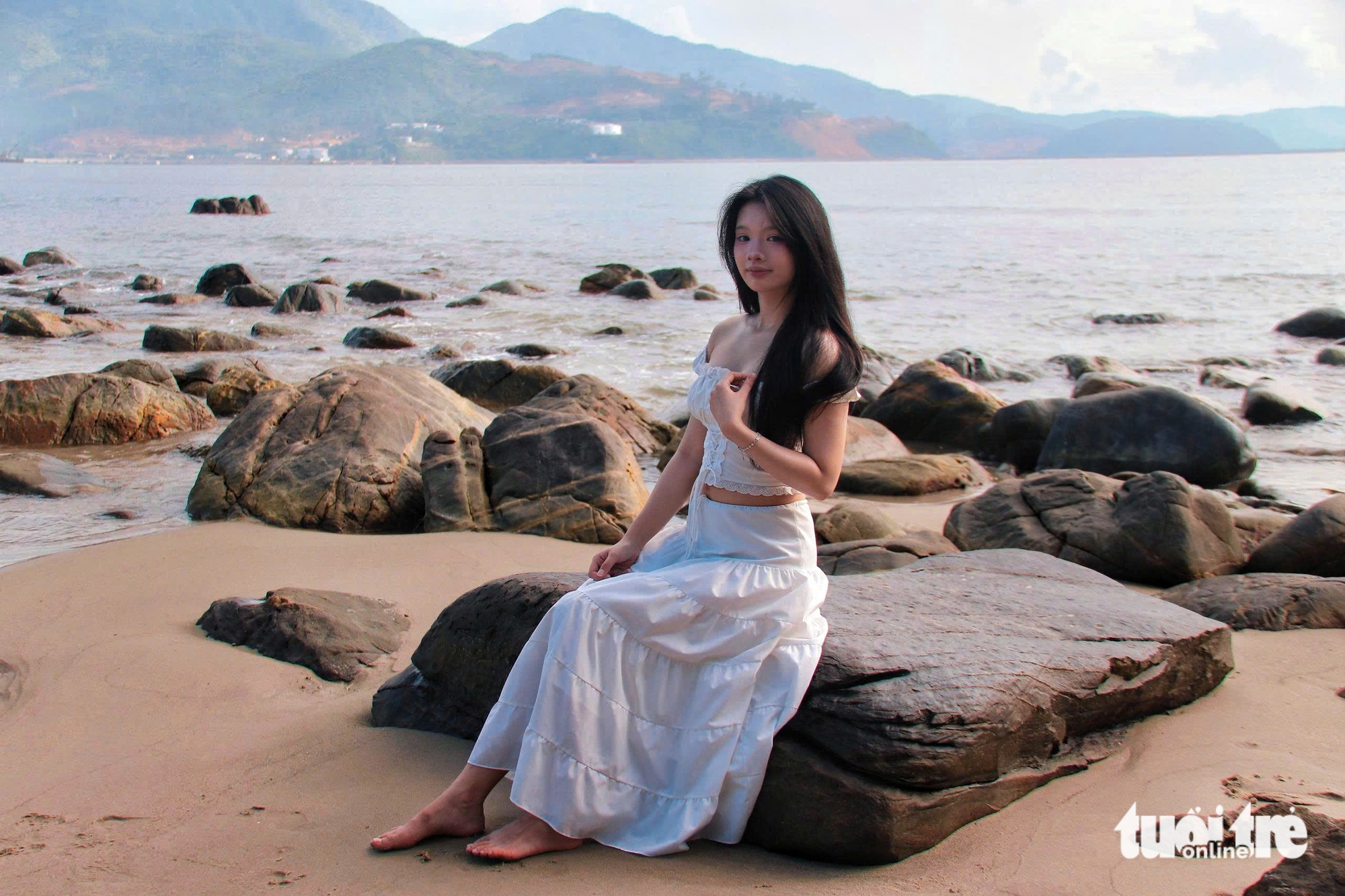 Da Nang fishing village draws visitors with mossy rocks, ancient traditions, fish sauce coffee- Ảnh 9.