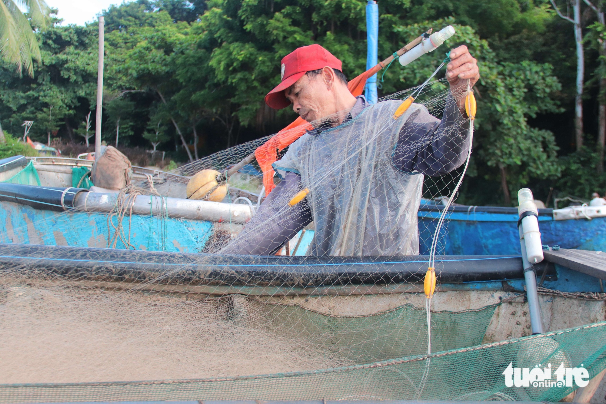 Da Nang fishing village draws visitors with mossy rocks, ancient traditions, fish sauce coffee- Ảnh 5.