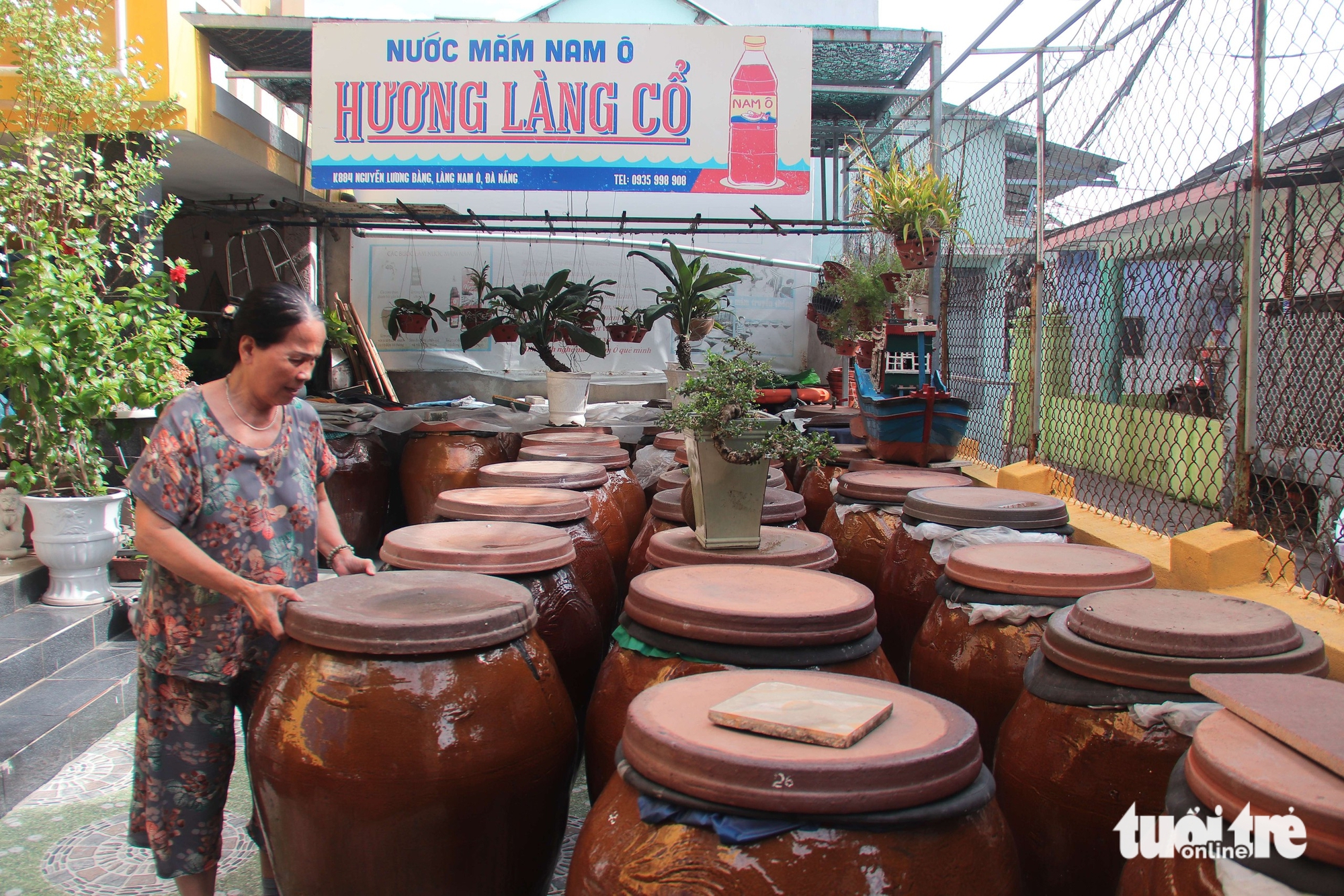 Da Nang fishing village draws visitors with mossy rocks, ancient traditions, fish sauce coffee- Ảnh 6.
