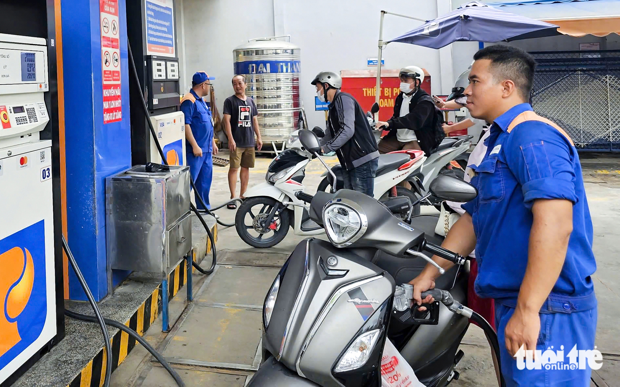 Từ 2026 chỉ bán xăng E10, từ 2031 bắt buộc dùng xăng E15 - Ảnh 1. xăng E10 - Ảnh 1.
