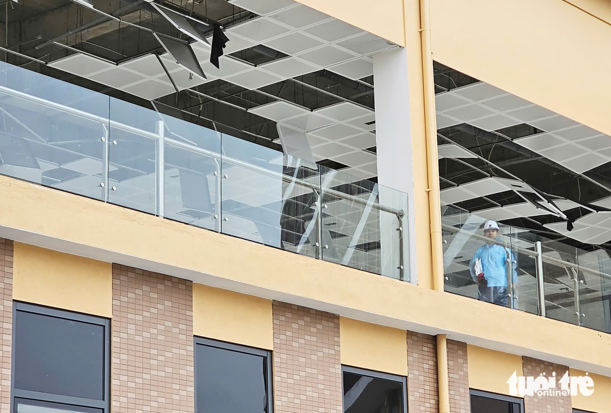 Bệnh viện ung bướu ngàn tỉ vừa đưa vào sử dụng một tuần bị gió bão quật tơi tả, trần nhà rơi rớt - Ảnh 7.