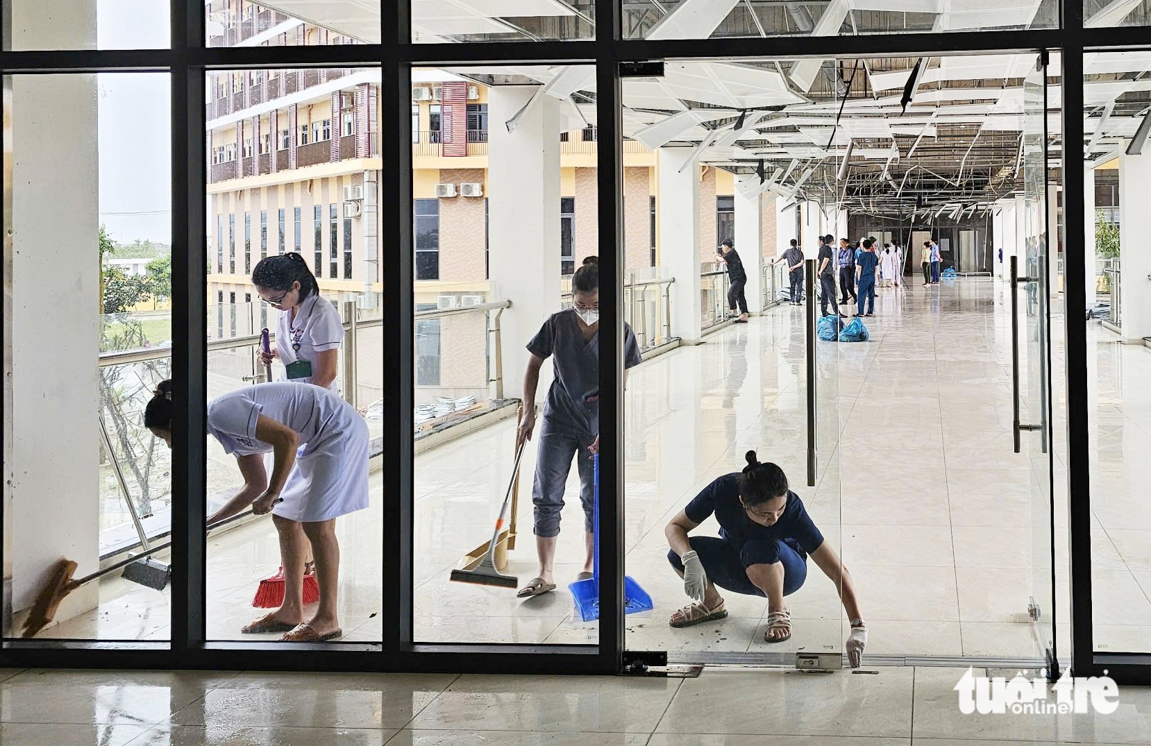 Bệnh viện ung bướu ngàn tỉ vừa đưa vào sử dụng một tuần bị gió bão quật tơi tả, trần nhà rơi rớt - Ảnh 13.