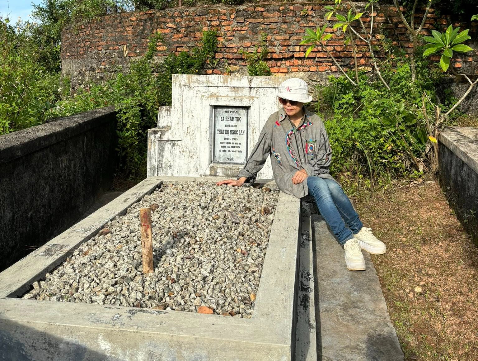 Mộ của người dân ở Huế bị cắm cọc thô bạo - Ảnh 1.