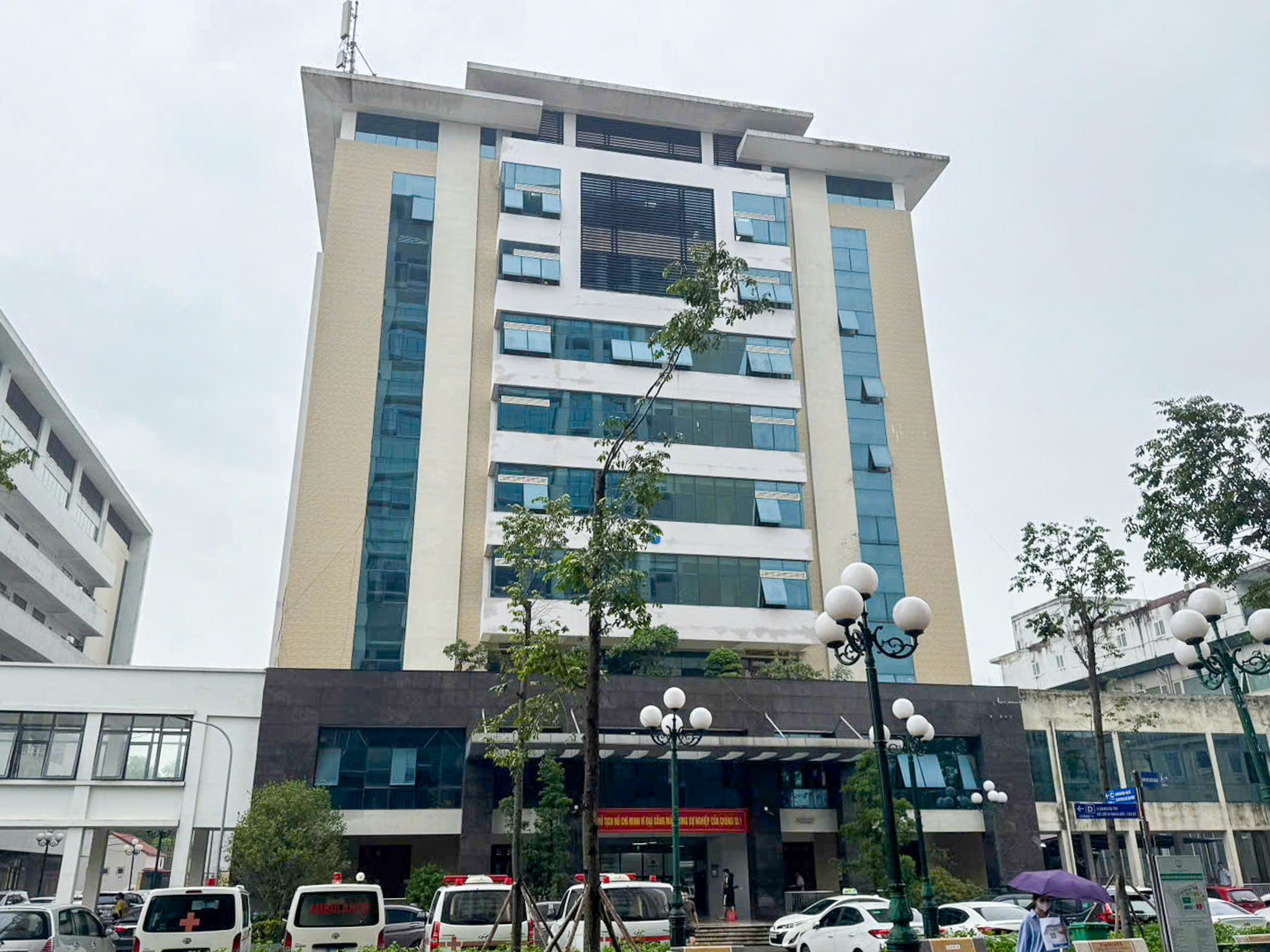 Tài xế xe cấp cứu thu 21 triệu đồng cho quãng đường 200km, bệnh viện tạm đình chỉ 3 người - Ảnh 1. Tài xế xe cấp cứu thu 21 triệu đồng cho quãng đường 200km, bệnh viện tạm đình chỉ 3 người - Ảnh 1.